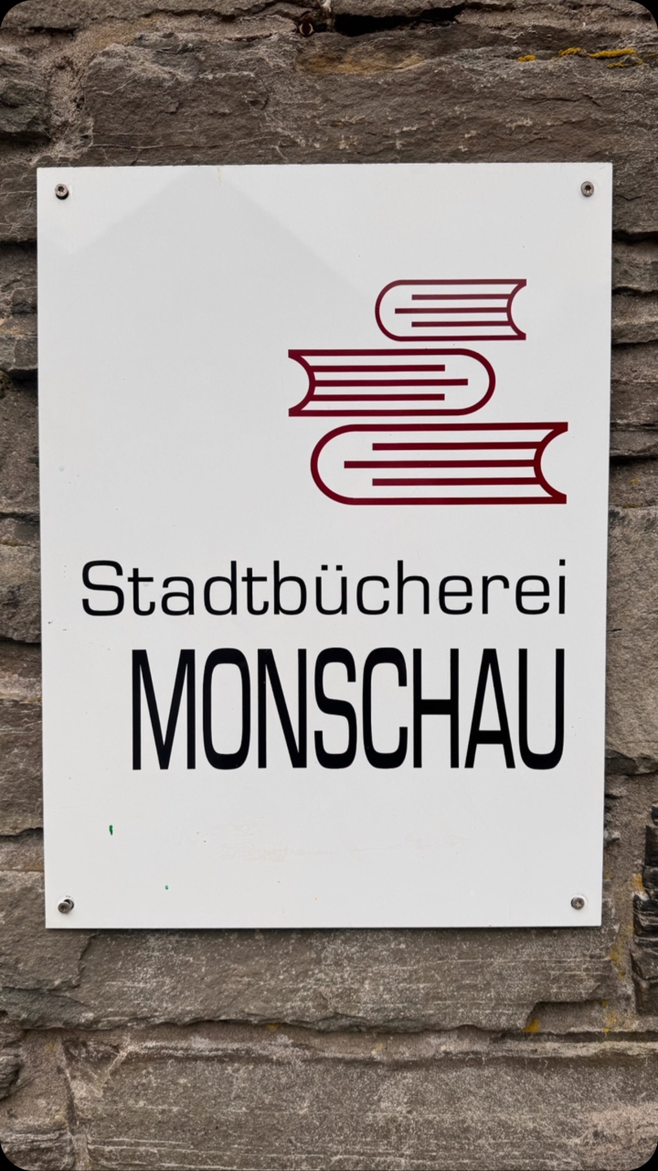 MONSCHAU….Rain or shine, babbling bach to the steep climb up to the castle, crooked houses and twisting alleyways, hot tea, Belegte Brötchen and Gebäck…. We give you a standing ovation #monschau #germany
