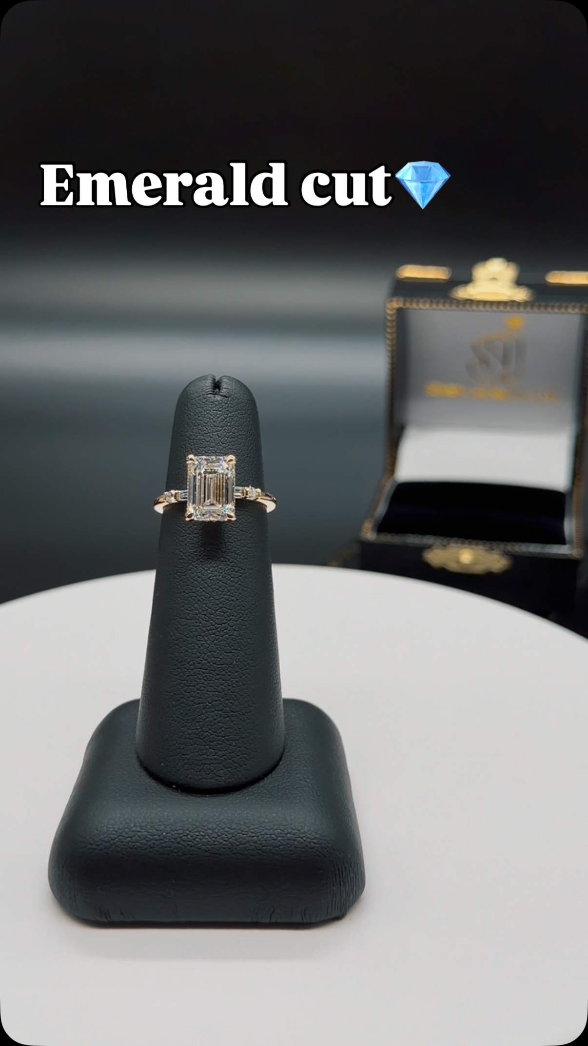 🤩Emerald cut has entered the chat💎
2.56ct Emerald-cut centre diamond with baguette and full cut diamond accents💎
💎😎💎Friday Rocks💎😎💎
#simonimports #fridayrocks #emeralddiamond #EngagementRing #finejewelry