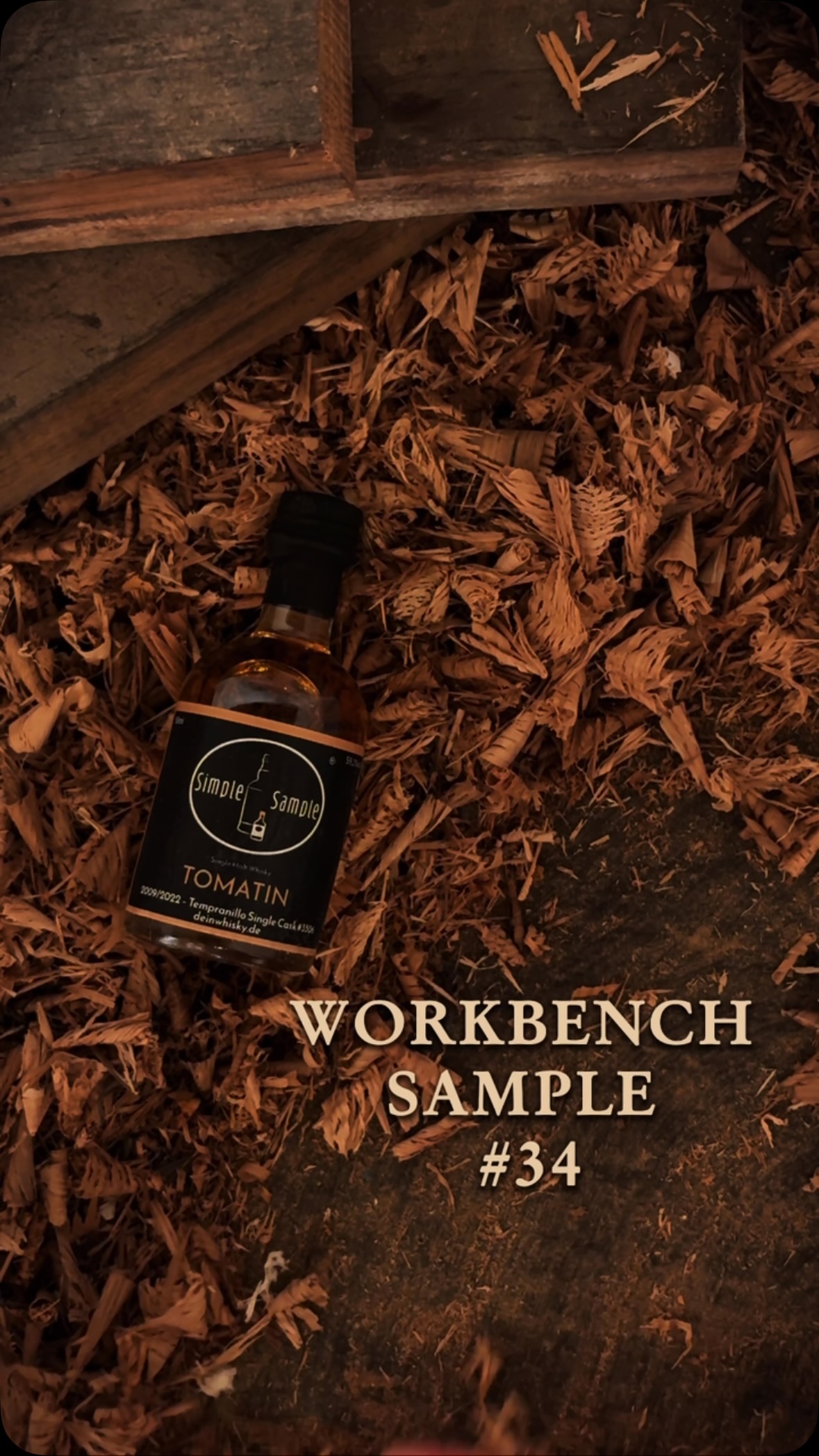 Heute auf der Werkbank: Tomatin 2009/2022, ein 12 Jahre alter Single Cask, exklusiv abgefüllt für deinwhisky.de. aus dem Tempranillo Wine Barrique mit 59,2% Vol.
Das Rotweinfass ist hier klar erkennbar. Dunkle Trauben, Kirschen und Beeren zusammen mit Schokolade, Karamell und etwas Leder. Am Gaumen bleibt die Frucht präsent, wird aber von deutlicher Holzwürze und einem trockener werdenden Mundgefühl begleitet.
Ein Dram, der für mich etwas Zeit im Glas braucht. Mit Luft und ein paar Tropfen Wasser wird er zugänglicher.
Das Finish bleibt trocken und wärmend, mit Eiche, dunkler Frucht, etwas Orangenzeste und Pfeffer.
Definitiv kein Whisky bei dem man Weinfass mögenmuss.
Wie präsent darf ein Rotweinfass für dich im Whisky sein?
#tomatin #tempranillo #redwinecask #whiskyde #tastingnotes
Unbezahlte Werbung wegen Markennennung. Alkohol nur ab 18 und bitte verantwortungsvoll in Maßen genießen.
Musik: „Inspiring Inspirational Background Music“ by SigmaMusicArt (Pixabay).