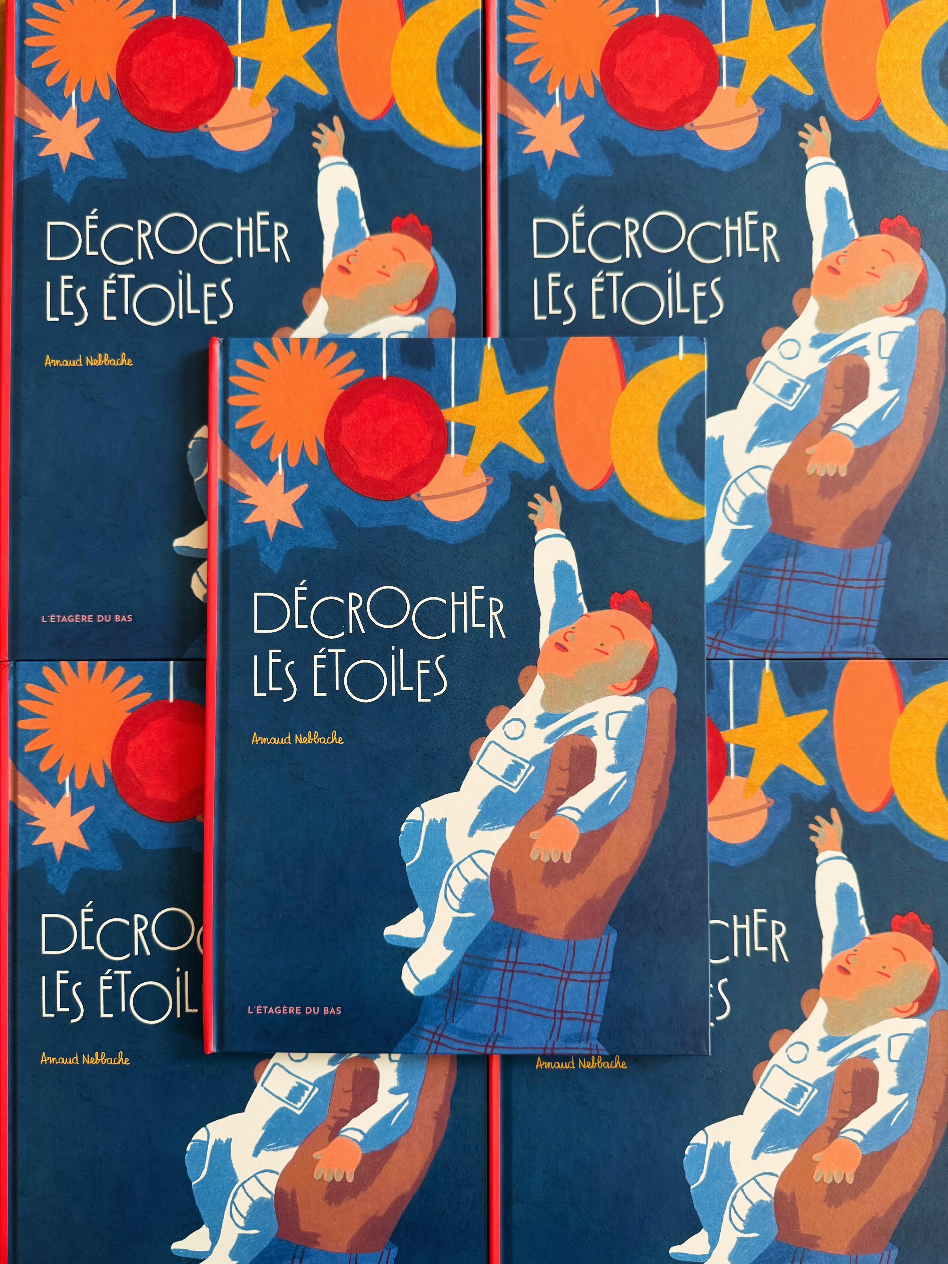 Bonne nouvelle, nous avons reçu les très beaux exemplaires de l’album « Décrocher les étoiles » signé @nebbachearnaud à paraître le 04/09 en librairie. Foncez découvrir cette superbe histoire de famille, de rêves, d’acrobaties et d’amour ! Un joyeux mélange magnifiquement illustré par Arnaud que nous sommes ravis de retrouver pour un nouvel album à notre catalogue. Merci beaucoup à @le_cnl pour son soutien. #letageredubas #arnaudnebbache #decrocherlesetoiles #albumjeunesse #cnl