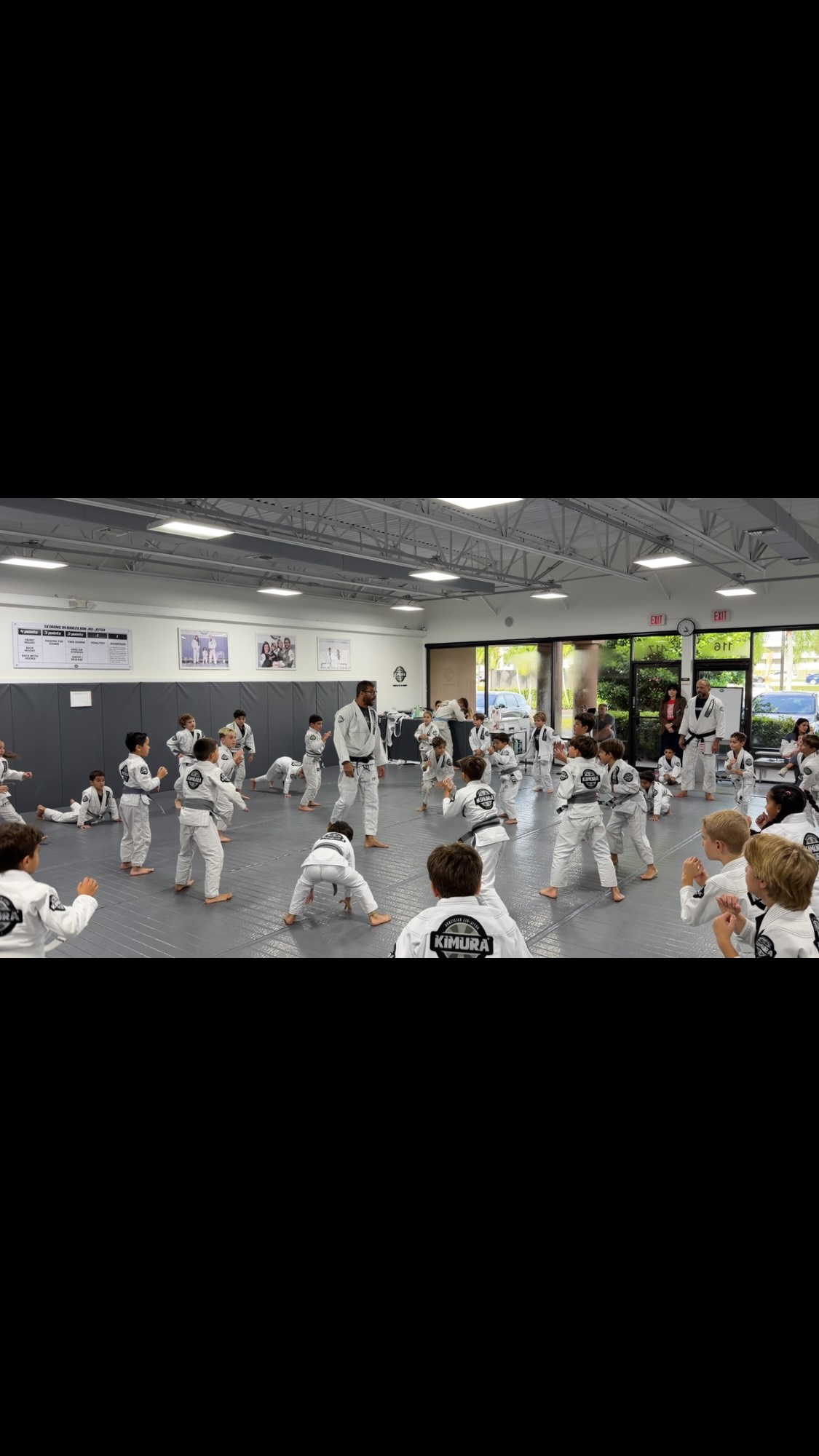 35 kids on the mat, two black belts, 6 trained coaches and helpers. One organized class.
Yesterday, our kids practiced the sprawl, one of the foundations of our program. With so many children watching UFC today, they need to understand how to protect themselves when someone tries to grab their legs and take them down.
Sometimes parents see a packed class and worry that there are too many kids. But our classes are full because families trust our work and our system delivers results.
A small class does not automatically mean more attention. What matters is the methodology, experience, organization, and number of trained people on the mat. When we ask 35 kids to sit, they sit. When it’s time for water, they line up. Every child is supervised and learning high-level Jiu-Jitsu in a safe and controlled environment.
More than 30 years of teaching experience. A proven system. A team trained by us.
Our classes are full because what we do works.
#KidsJiuJitsu #BocaRatonKids #WestBocaRaton #BocaRatonParents #BrazilianJiuJitsu