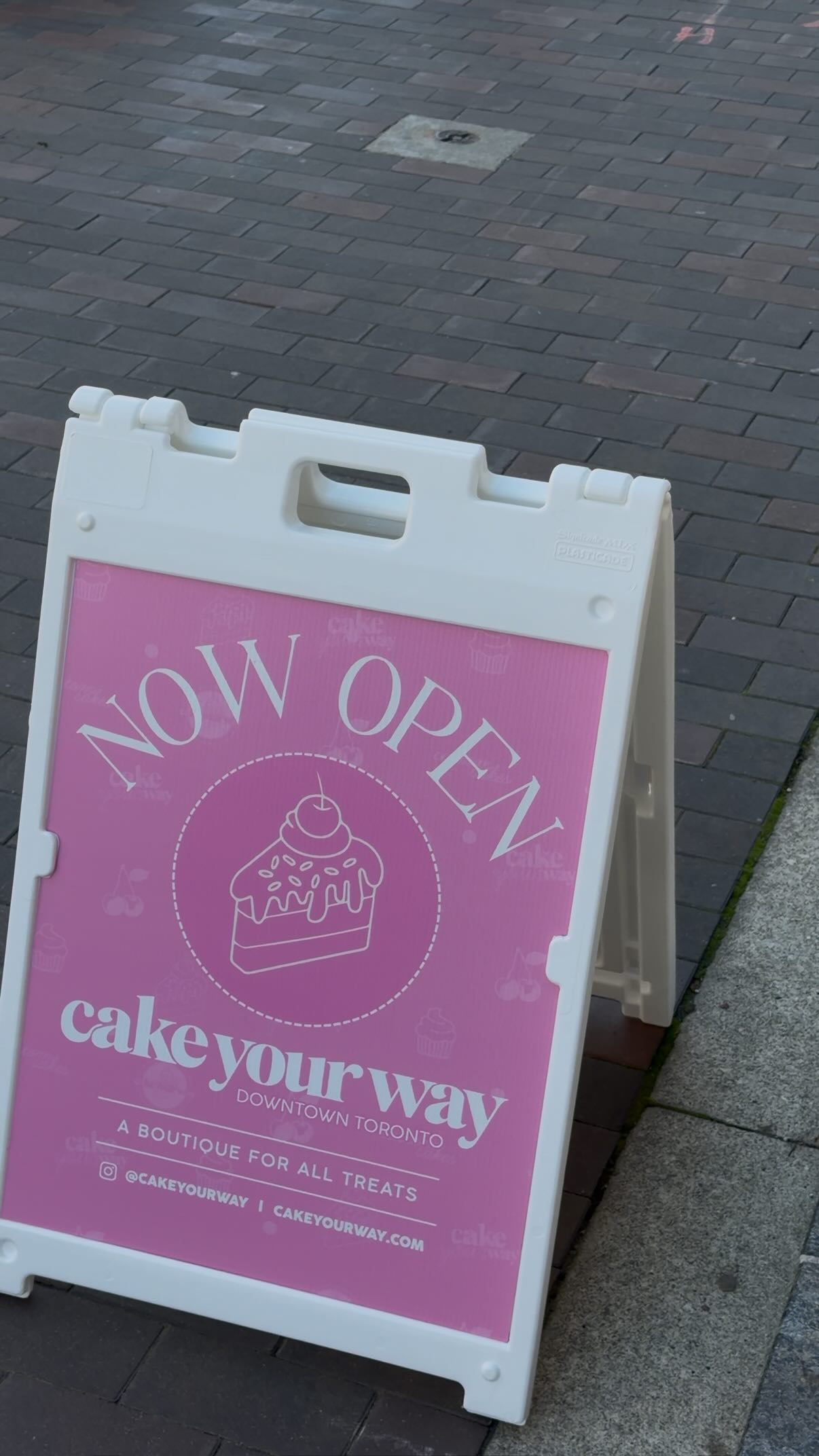 We’ve officially landed in Downtown Toronto at 825 College St and clearly we aren’t the only excited ones 🤭
-
💖 Wednesday-Saturday 11am-8pm
💖 Sunday 11am-6pm
-
#torontobakery #cookiepie #customcakes