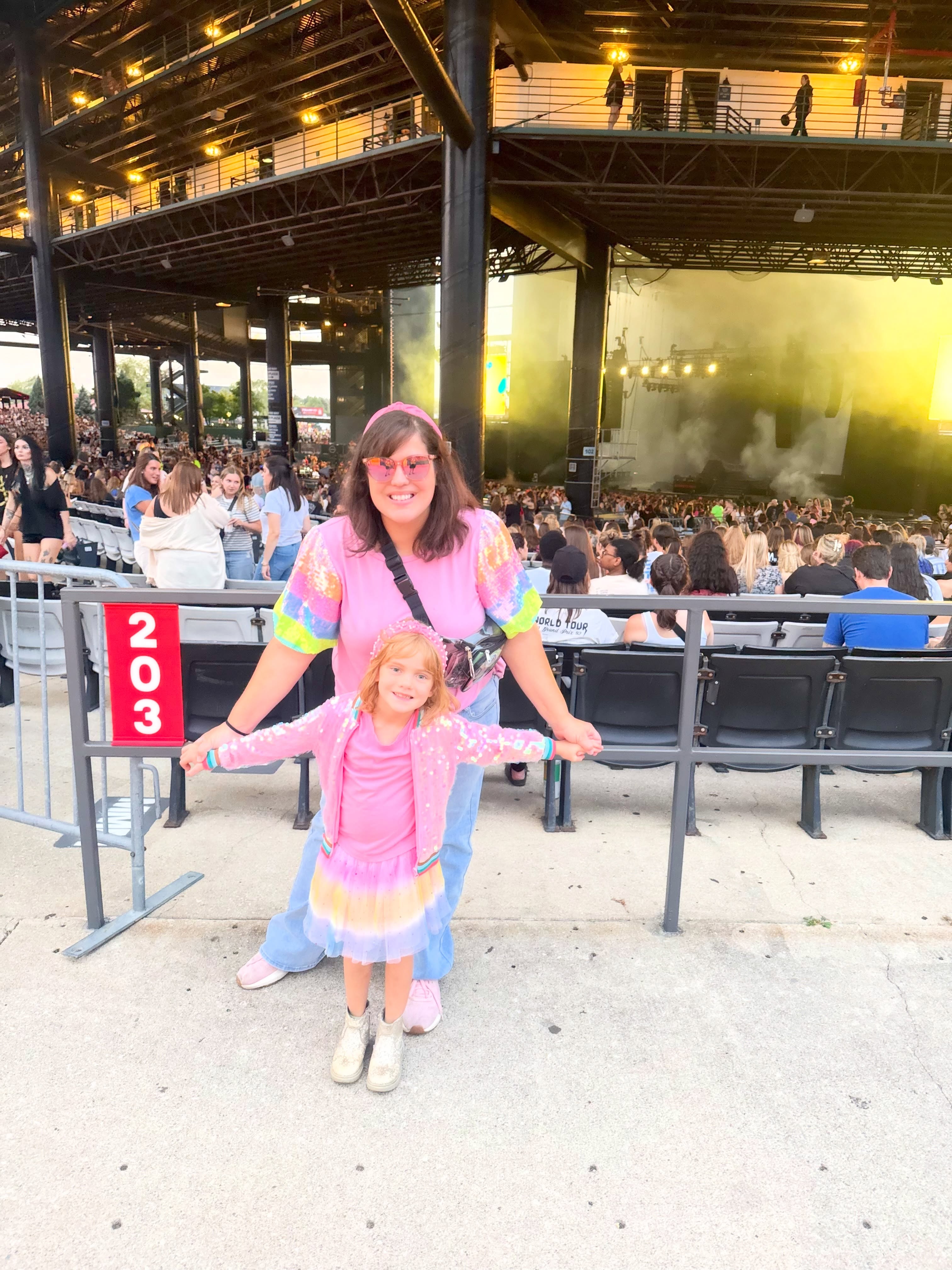 We had so much fun dancing and seeing @kesha and Erika Jayne @theprettymess
It was a much needed fun night out to celebrate the first week of school.
Teacher outfit. Pink. Sparkles.