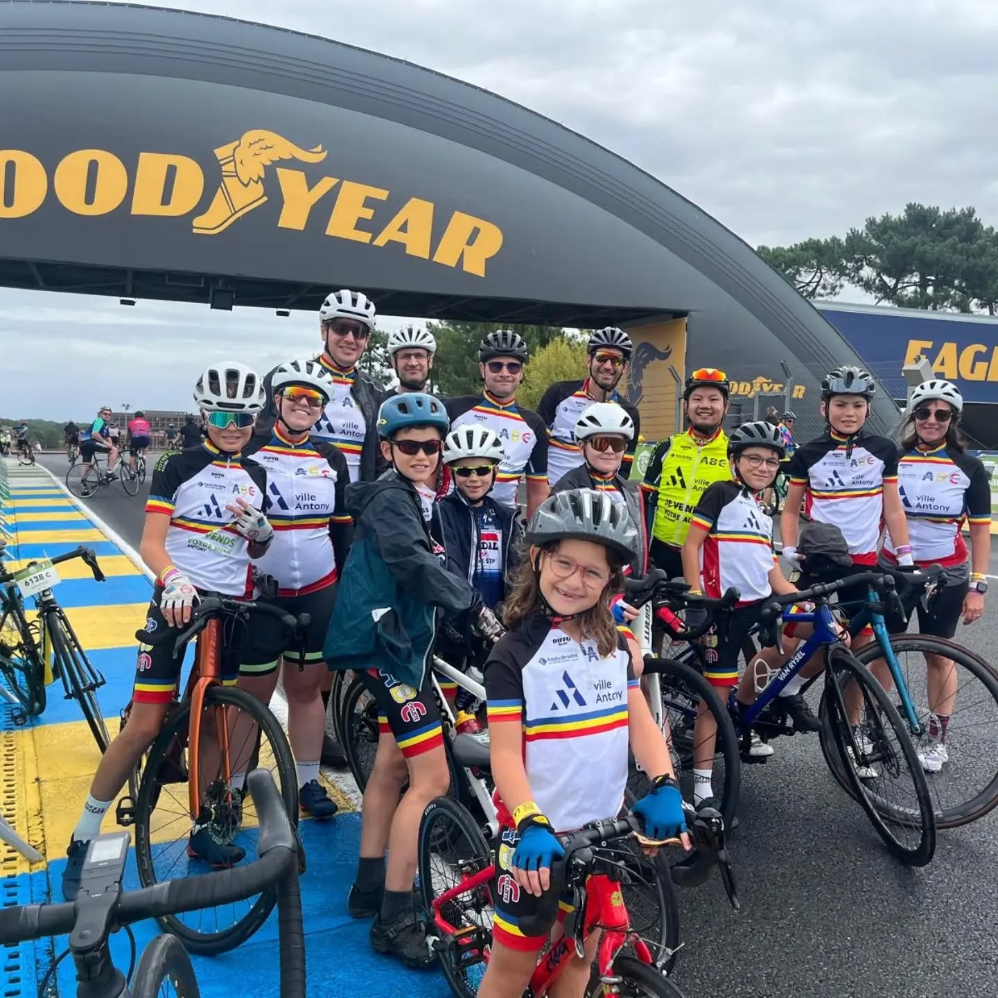 #ABC24hdumans 🟦🟨🟥
Une belle délégation de coureurs de l'ABC 🟦🟨🟥 est présente au Mans 🏁 pour les 24h du Mans a Vélo 🚦
3 Equipes ont pris le Départ.
- Solo Homme
- Equipe de 4 Hommes
- Equipe de 6 Mixte