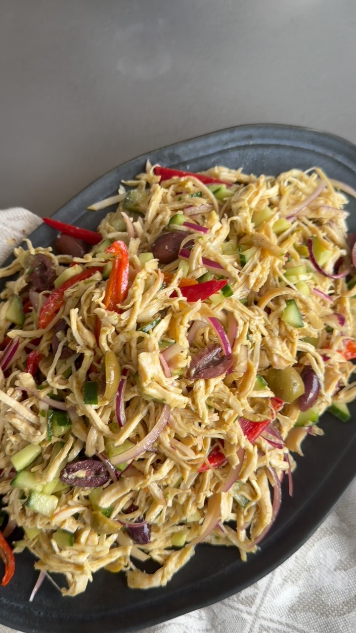 Guarda esta receta para esos días en los que quieres una comida fresca, fácil y llena de sabor.
Lo puedes servir con tostadas, pan pita o directo del bowl
SALPICÓN DE POLLO MEDITERRÁNEO
El secreto está en el aderezo y en dejarlo reposar un ratito… ¡cada bocado queda lleno de sabor!
Ingredientes
* 1 pechuga de pollo hervida y desmenuzada
* ½ cebolla morada en plumas finas
* 1 pepino europeo en cubitos, con todo y piel
* ½ taza de aceitunas verdes sin hueso, en mitades
* ½ taza de aceitunas kalamata sin hueso, en mitades
* Pimientos morrones mini rojos y naranjas, en tiritas, al gusto
* ½ taza de aceite de oliva
* 2 cucharadas de mostaza
* Jugo de 3 limones
* 1 cucharada de salsa inglesa
* 1 cucharadita de paprika
* ½ cucharadita de ajo en polvo
* 3 cucharadas de vinagre balsámico
* Sal, pimienta y orégano en polvo, al gusto
Preparación
1. Coloca el pollo desmenuzado en un bowl grande y agrega la cebolla, el pepino, las aceitunas y los pimientos.
2. Mezcla el aceite de oliva con la mostaza, el jugo de limón, la salsa inglesa, la paprika, el ajo en polvo, el vinagre balsámico, la sal, la pimienta y el orégano.
3. Vierte el aderezo sobre el pollo y las verduras. Revuelve muy bien para que todo se impregne.
4. Puedes servirlo al momento, pero si lo dejas tapado unas horas en el refrigerador, ¡se integran todavía más los sabores!