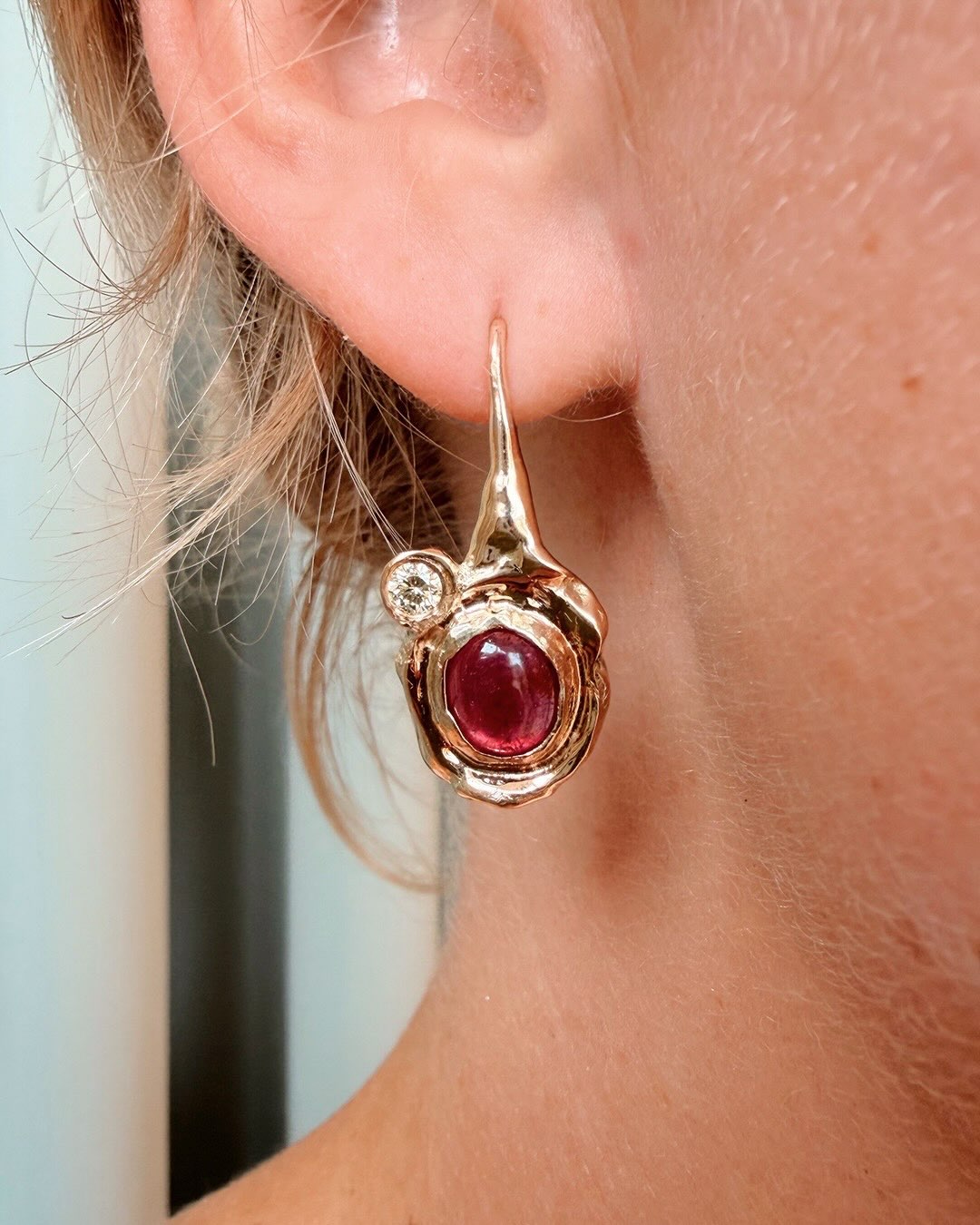 CUSTOM
Assigments where I can let my creativity flow are the best! The client had these pink tourmalines and a bunch of gold and I needed to create earrings with it. Not a problem! :) I suggested to add some diamonds for a bit of sparkle and she chose the yellow ones. I truly love this outcome! A funky, precious piece of jewelry ✨
Do you also want a custom jewelry piece? You can make an appointment through my website! We can discuss ideas and create something beautiful together!🫶🏻
Link in bio!