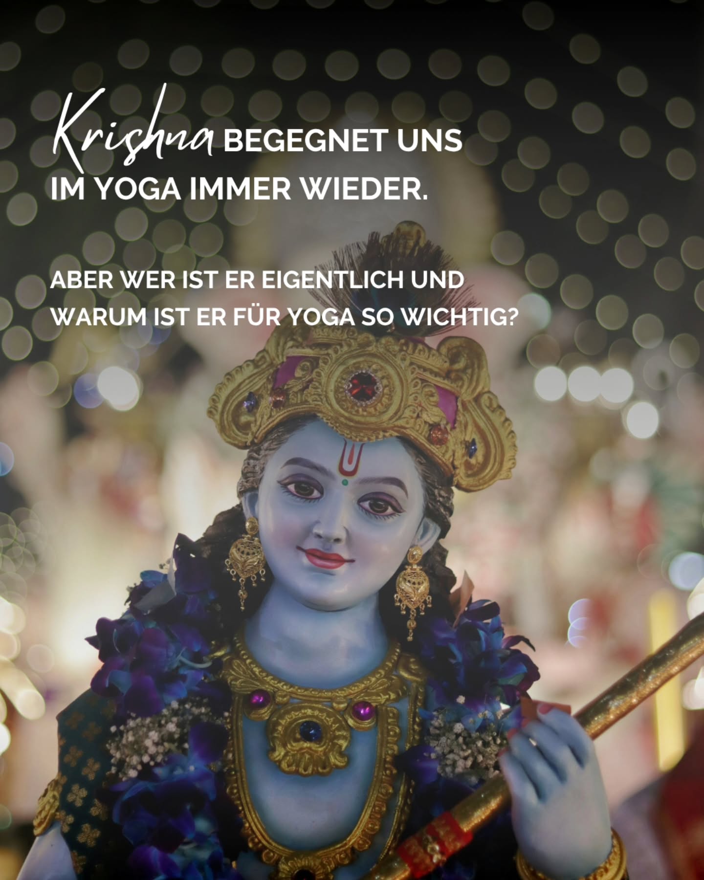 Wer ist eigentlich Krishna und warum begegnet er uns im Yoga immer wieder?
Dieses Jahr wird am 4. September Krishna Janmashtami gefeiert, ein hinduistisches Fest zu Ehren der Geburt Krishnas.
Viele kennen Krishna vielleicht von Bildern, Mantras oder aus dem Yogastudio. Besonders wichtig für die Yogaphilosophie wird er durch die Bhagavad Gita.
Darin begleitet Krishna den Krieger Arjuna durch einen Moment voller Zweifel und schwieriger Entscheidungen. In ihrem Gespräch geht es um Fragen wie: Wie möchte ich handeln? Was gibt mir Orientierung? Wie gehe ich mit Herausforderungen um? Und welchen Weg möchte ich gehen?
Dabei lernen wir auch verschiedene Wege des Yoga kennen, unter anderem Karma Yoga, Bhakti Yoga und Jnana Yoga.
Genau solche Themen gehören für uns ebenfalls zu Yoga.
Auch in unseren Yogastunden greifen wir immer wieder Gedanken aus der Yogaphilosophie auf und verbinden sie ganz einfach mit der Praxis und unserem Alltag. Denn eine Yogastunde darf neben Bewegung auch Raum für Reflexion, Wahrnehmung und neue Perspektiven geben.
Und wer noch tiefer eintauchen möchte: In unseren Yogalehrausbildungen beschäftigen wir uns ausführlicher mit der Bhagavad Gita, den verschiedenen Yogawegen und weiteren Grundlagen der Yogaphilosophie.
Krishna Janmashtami nehmen wir heute als Anlass, euch einen kleinen Einblick in eine dieser wichtigen Figuren der Yogatradition zu geben.
#krishna #krishnajanmashtami❤️ #yogabamberg #Omshantiyogabamberg #bhagavadgita