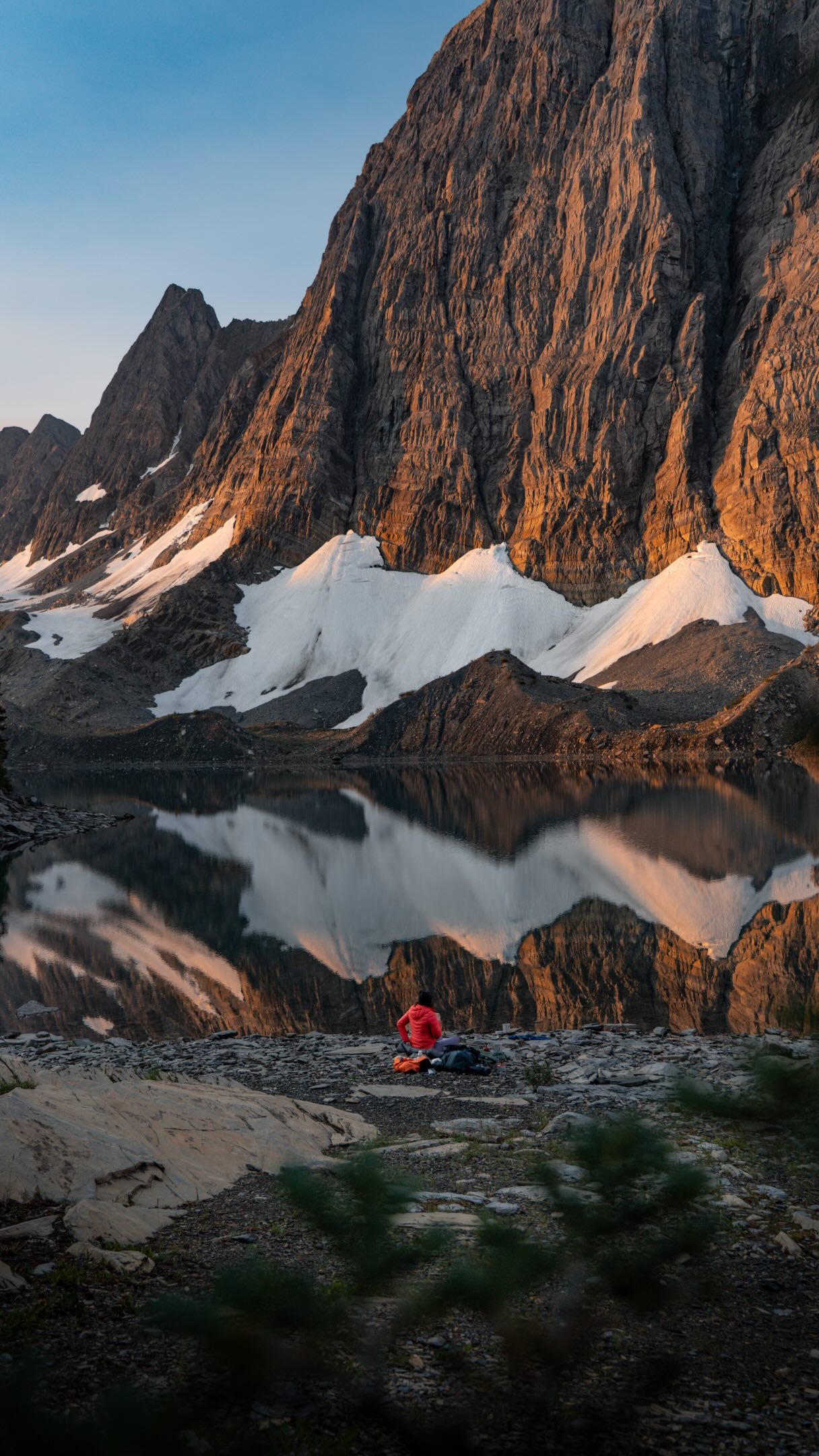 photographers will know 🤓
we woke up around 6:30 and went down to the shoreline. There were no clouds in the sky, so we were waiting for the sun to peek over the mountains, to light up the massive rock wall. Reflections were picture perfect and we couldn’t believe our eyes how beautiful it was 🥹
Just one thing was ‘missing’. Do you know what it is?
P.S. there’s a hint in this caption 👀