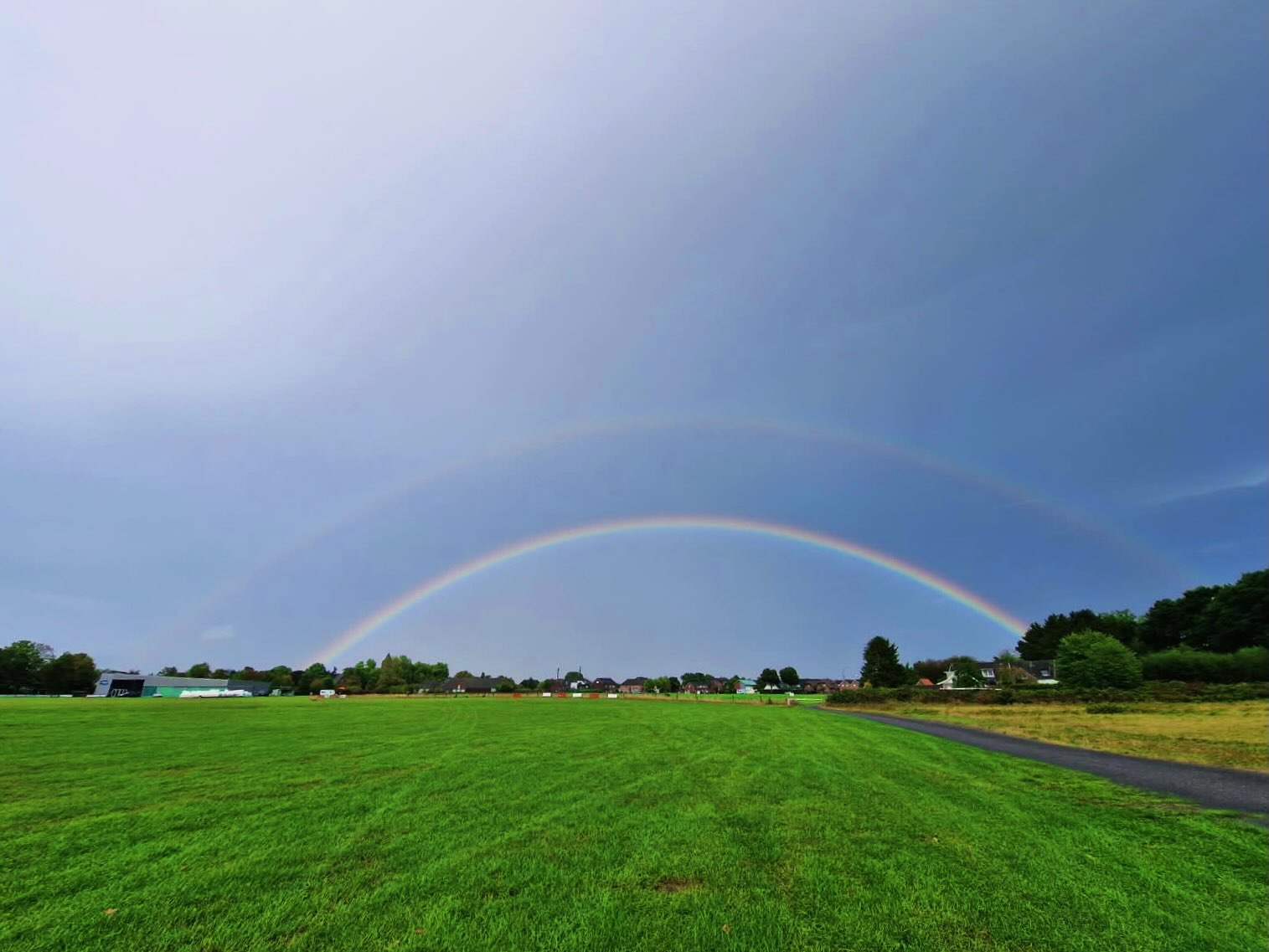 Ein bisschen Regen und schon ist aus der gelben Steppe wieder ein grüner Flugplatz geworden!
#regenbogen #flugplatzasperden #erstaunlichenatur #endlichregen #gün
