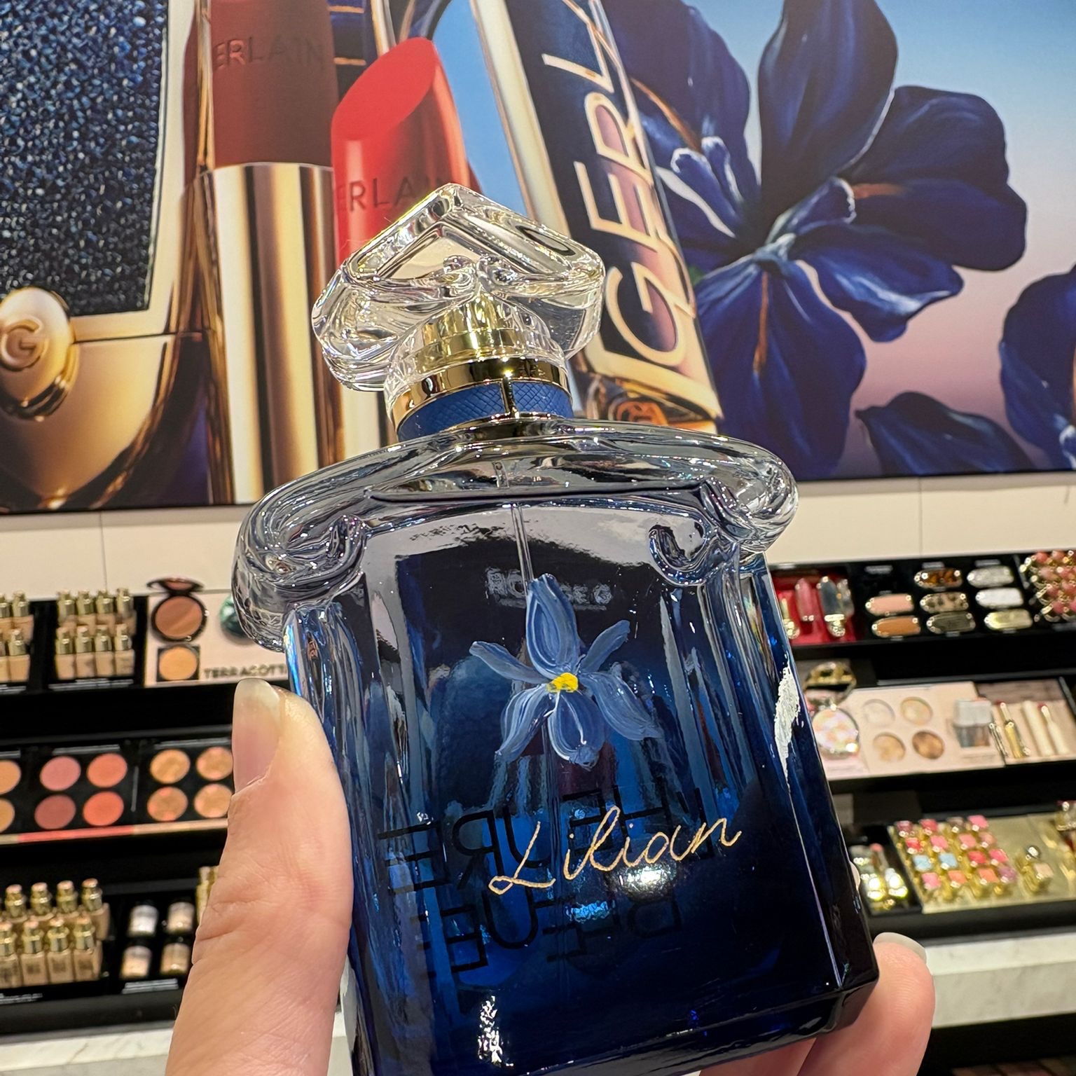 A moment suspended between day and night… L’Heure Bleue means ‘the blue hour’ — that fleeting moment just after sunset, when the sun has slipped below the horizon but darkness hasn’t quite arrived. The sky takes on a deep blue glow and everything feels briefly still.
We’re delighted to be joining Guerlain to celebrate the launch of the new L’Heure Bleue Eau de Parfum — a modern interpretation of Jacques Guerlain’s iconic 1912 fragrance.
The beautiful refillable bottle reflects its inspiration, fading through shades of blue like the sky at twilight.
Our artists began the celebrations on 28 and 29 August at H Beauty Silverburn, Selfridges Exchange Square in Manchester and John Lewis & Partners Liverpool.
You can find us again on Saturday 5 September at:
💙 House of Fraser Glasgow
💙 house of Fraser Rushden Lakes
💙 Peter Jones, Sloane Square
💙 John Lewis & Partners Milton Keynes
Come along, discover the new fragrance and celebrate the magic of the blue hour with us.
#Guerlain #LHeureBleue #TheModernCalligraphyCo #LivePersonalisation #LuxuryEvents @guerlain
