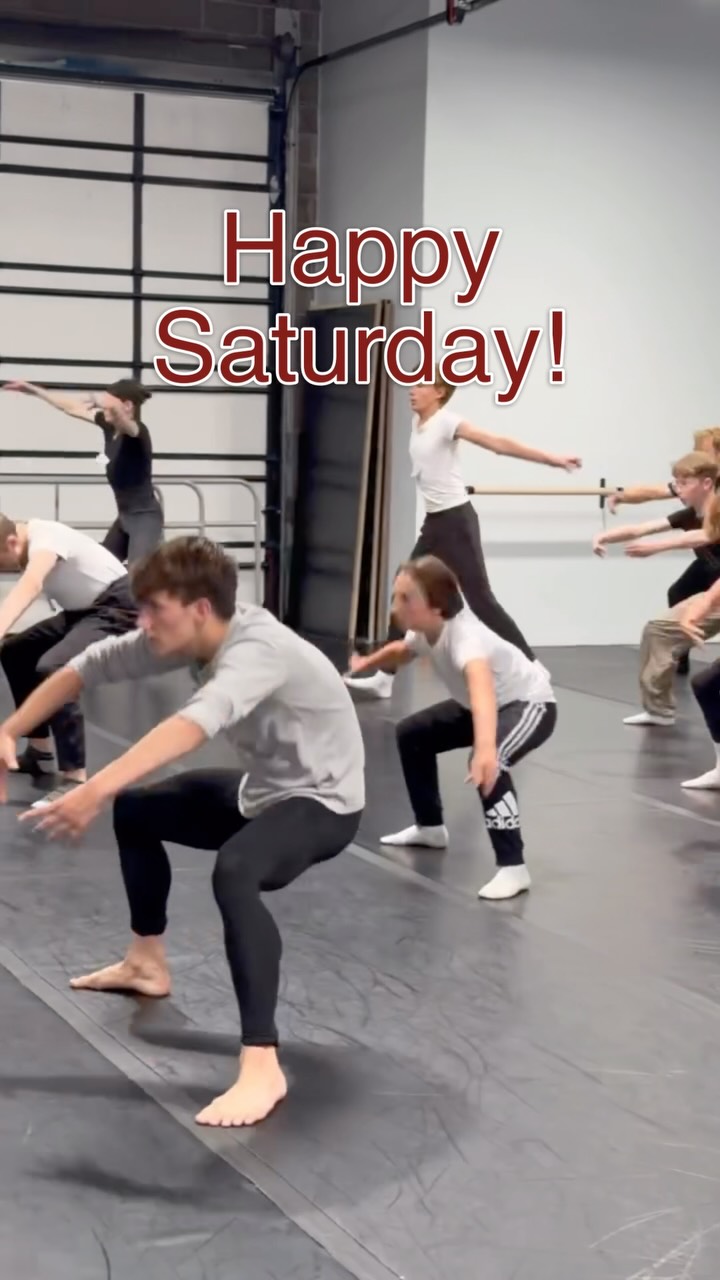 Movin and groovin! A clip from contemporary/modern class with teacher, Martez Mckinzy. Happy Saturday everyone! 🌞 #themaledanceconnection #maledancer #ballet #contemporary #dance
