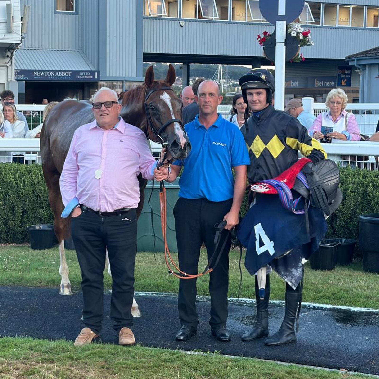 Ellerton wins this evening @newtonabbotraces under @brendanp1995 for John Romans 👏🏻
@coralofficial
@dodsonhorrell