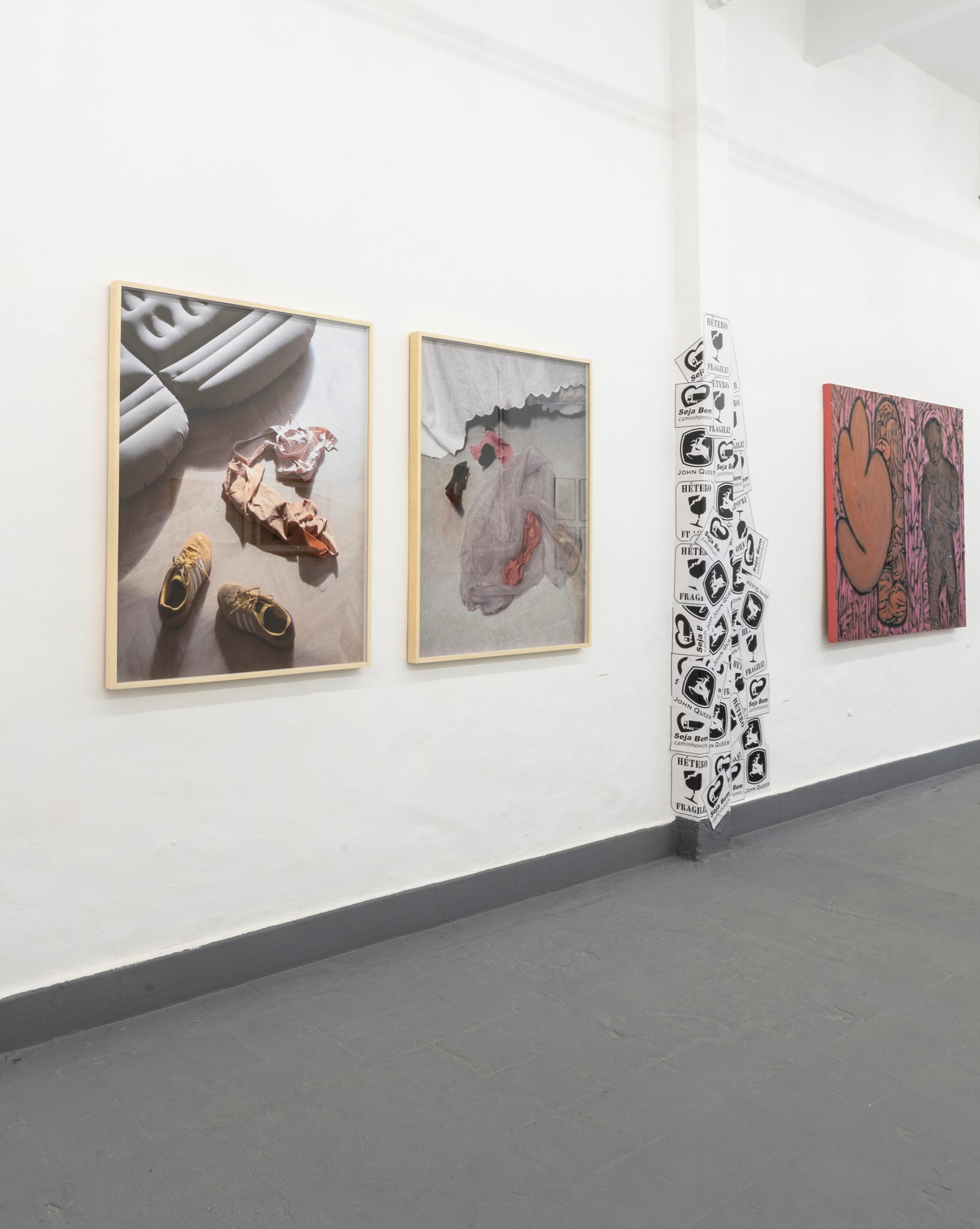 Último dia para visitar “Por entre seus dentes faço tobogãs”.
Mais de 60 obras de 27 artistas da comunidade LGBTQIAPN+ de Goiás, trazendo para São Paulo diferentes perspectivas da produção contemporânea do Brasil Central.
Esperamos sua visita.
Fotografia: Paulo Pereira (@x.paulopereira.x
POR ENTRE SEUS DENTES FAÇO TOBOGÃS
Curadoria: Paulo Duarte-Feitoza
Assistente de curadoria: Rafael Tenius
Período expositivo: de quarta a sábado, das 13h às 18h, até 29/08/2026
Rua Barra Funda, 893, São Paulo
Entrada gratuita