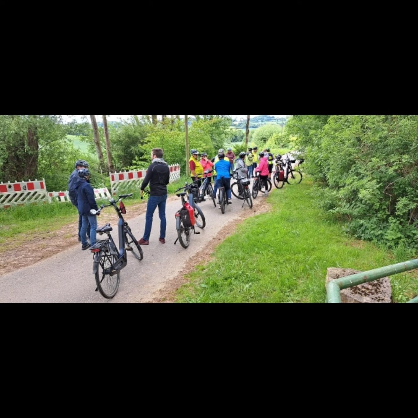 Am Sonntag den 13.September bietet der Heimat und Verkehrsverein Bösingfeld wieder eine geführte Radtour an. Treffpunkt ist die Wanderlinde am Kreisel in Bösingfeld. Start 13Uhr. Es geht Richtung Reine, am Drostenhof vorbei über Sonneborn nach Aerzen. Über die Heerstrasse nach Reinerbeck, Schönhagen, Altgoldbeck, Goldbeck zurück ins Extertal. Anschließend eventuelle Einkehr in die Eisdiele geplant. Die Strecke ist ca.45 Km lang und bergig.