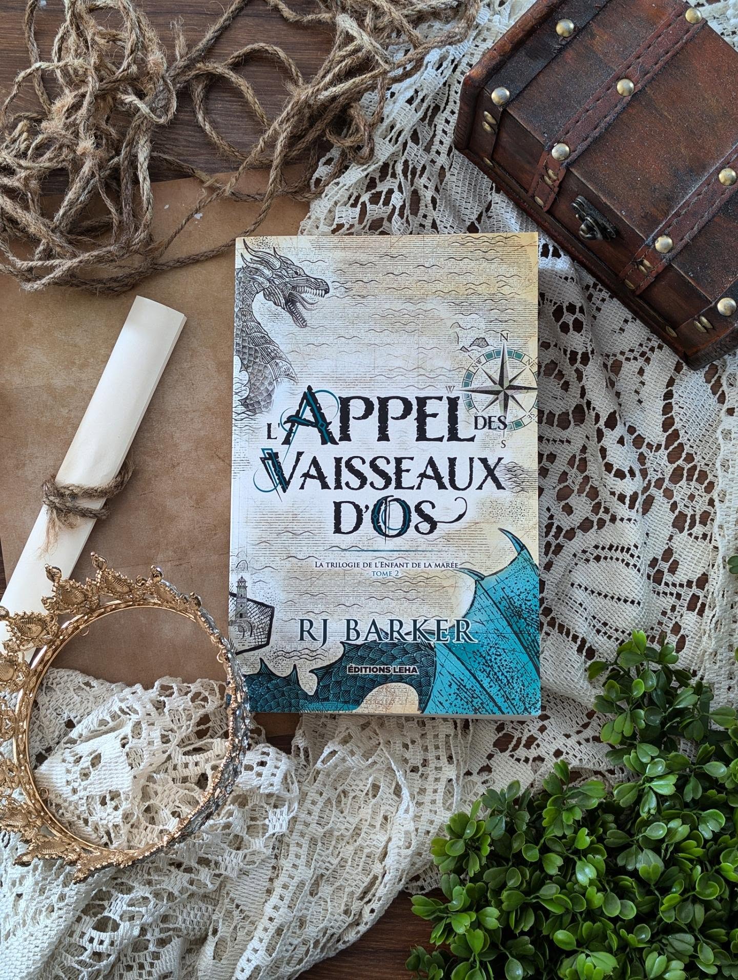 ✨ L’Appel des vaisseaux d’os, tome 2 - R. J. Barker ✨
Retour dans les Cent Îles avec une mer qui n’a clairement pas fini de nous réserver des surprises...
Après les événements du premier tome, Meas la Chanceuse pensait peut-être encore pouvoir espérer un peu de paix. Mais il faut croire que ce monde n’a pas vraiment prévu de lui faire ce cadeau. Les dragons de mer sont de retour, les Arakeesiens réapparaissent et avec eux, la menace d’une nouvelle guerre se rapproche dangereusement.
Et comme si cela ne suffisait pas, la Treizièmebern Gilbryn renforce son pouvoir sur l’Archipel et ne semble pas décidée à laisser la moindre dissidence lui échapper.
C’est dans ce contexte que l’équipage de L’Enfant de la marée va découvrir un navire en perdition rempli d’esclaves. Une découverte qui va les conduire sur la piste d’un complot bien plus vaste, alors que certains cherchent à utiliser les Keyshans pour construire de nouveaux vaisseaux d’os.
J’ai vraiment aimé retrouver cet univers maritime que j’avais découvert dans le premier tome. La mer est toujours aussi présente et donne une vraie identité à cette saga. On navigue entre les affrontements, les créatures marines, les tensions politiques et les problèmes qui commencent à fissurer l’équipage de l’intérieur.
J’ai particulièrement apprécié suivre Joron dans ce tome. Il évolue et doit apprendre à prendre davantage confiance en lui alors que les responsabilités qui lui sont confiées deviennent de plus en plus importantes.
Meas est peut-être un peu moins au centre que précédemment, mais son histoire personnelle continue de prendre de l'ampleur et apporte de nouvelles dimensions à son personnage.
Ce qui est plutôt chouette, c’est que l’aventure ne repose pas uniquement sur l’action. Il y a tout un jeu de pouvoir qui se met en place, des rivalités,.des secrets et des tensions qui rendent l’atmosphère tendue.
En bref, ce deuxième tome développe encore davantage l’univers et les enjeux de la saga. R. J. Barker nous offre une aventure qui prend encore plus d'ampleur et qui donne surtout très envie de savoir jusqu’où tout cela va nous mener.
Il ne me reste plus qu’à embarquer pour la suite chez @leha.editions
#books