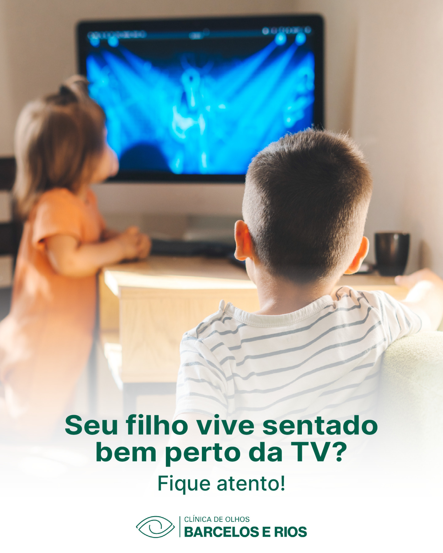 Tem criança que gosta de ver TV mais perto, mas quando isso vira um hábito constante, vale prestar atenção.📺👀
Muitas vezes, a criança não vai dizer que está enxergando mal, por isso, ela se adapta: senta mais perto, aperta os olhos, muda de lugar.
E é ai que os pequenos comportamentos do dia a dia podem ser um sinal de que está na hora de olhar com mais atenção para a visão.
Como anda a sua visão? Conheça os nossos serviços e agende a sua consulta!
#clinicadeolhos #oftalmologista #saudeocular #visao #cirurgia #viamao #novohamburgo #SaudeVisual #Diabetes #Oftalmologia #Prevencao #ExameDeVista