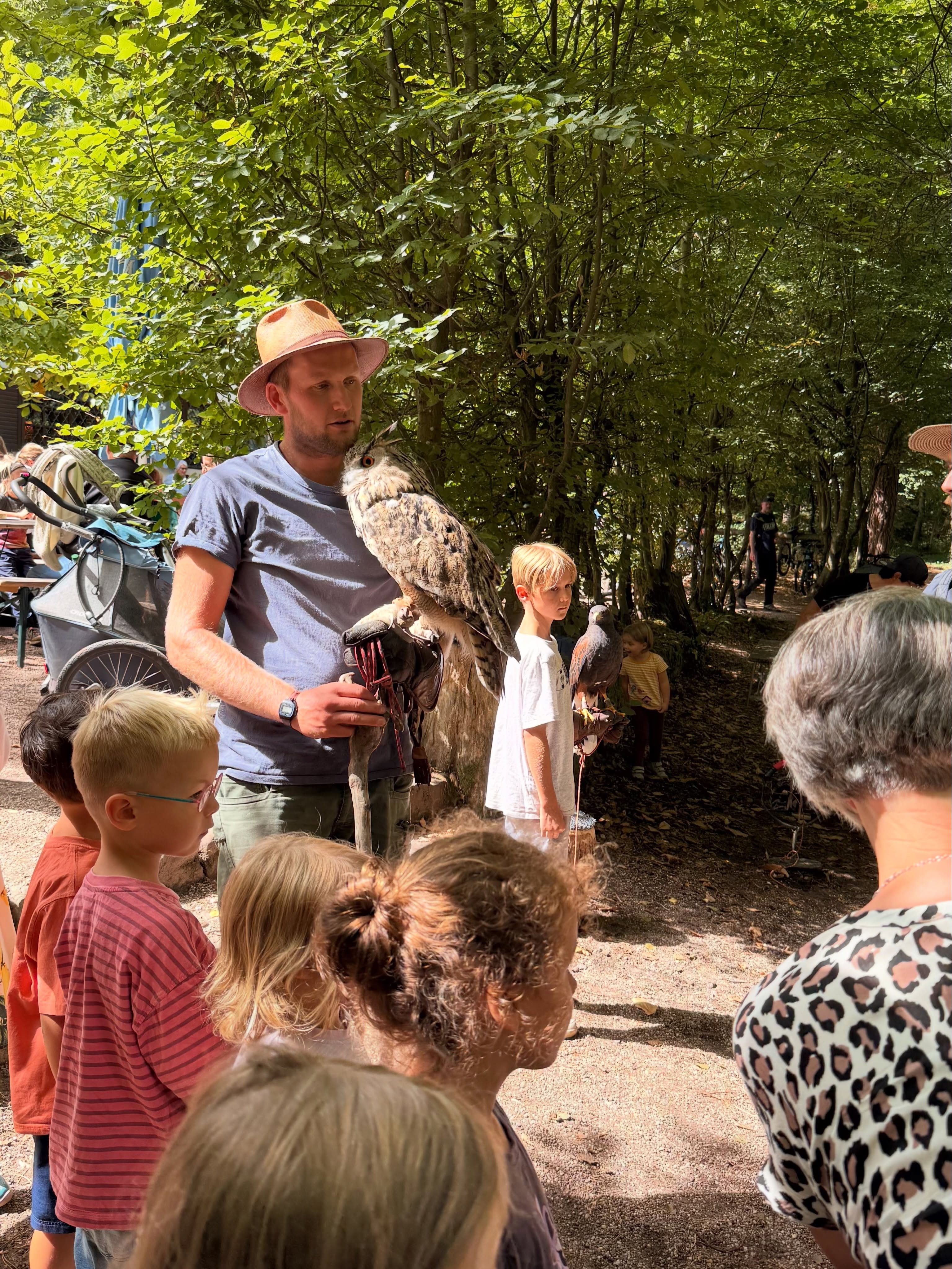 ☀️ Was für ein tolles Sommerfest! 🌲💚
Bei bestem Wetter durften wir gemeinsam mit euch einen wunderschönen Tag an der Deidesheimer Hütte verbringen.
🎶 Live Musik, 🦅 spannende Greifvögel, 🎨 jede Menge Spaß für die Kids und natürlich 🍰🍻 leckeres Essen und kühle Getränke machten den Tag perfekt.
Ein großes Dankeschön an alle Besucherinnen und Besucher, die dabei waren, und natürlich an alle Helferinnen und Helfer, ohne die so ein Fest nicht möglich wäre! 🙌
Wir freuen uns schon aufs nächste Mal! 🌳☀️
Euer PWV Deidesheim
#deidesheim #pfalz #pfälzerwaldverein #sommerfest