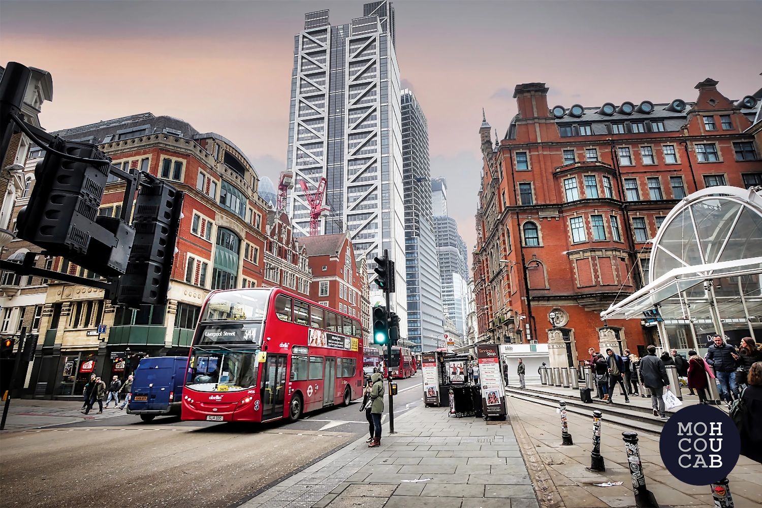 Mococa Hub Education 🇬🇧
O Inglês é uma ferramenta estratégica para profissionais de Mococa que desejam expandir horizontes no trabalho, viagens, estudo e negócios. No ambiente corporativo, a fluência nesse idioma é essencial para atuar em grandes empresas, acessar mercados internacionais e construir conexões.
O Mococa Hub oferece um programa exclusivo de Inglês para negócios, desenvolvido e ministrado por Fernando Fragoso, especialista em comunicação de marketing e Business English. Fluente em Inglês e Espanhol, com experiência internacional e certificação Cambridge, Fernando traz mais de 15 anos de prática no ensino da língua para diferentes públicos e formatos: escolas, aulas presenciais, online, outside classes e programas in-company.
Essa abordagem personalizada garante que cada aluno desenvolva competências linguísticas alinhadas às suas metas profissionais e acadêmicas, tornando o aprendizado não apenas eficaz, mas também aplicável ao dia a dia corporativo.
#mococahub #ilovemococa
