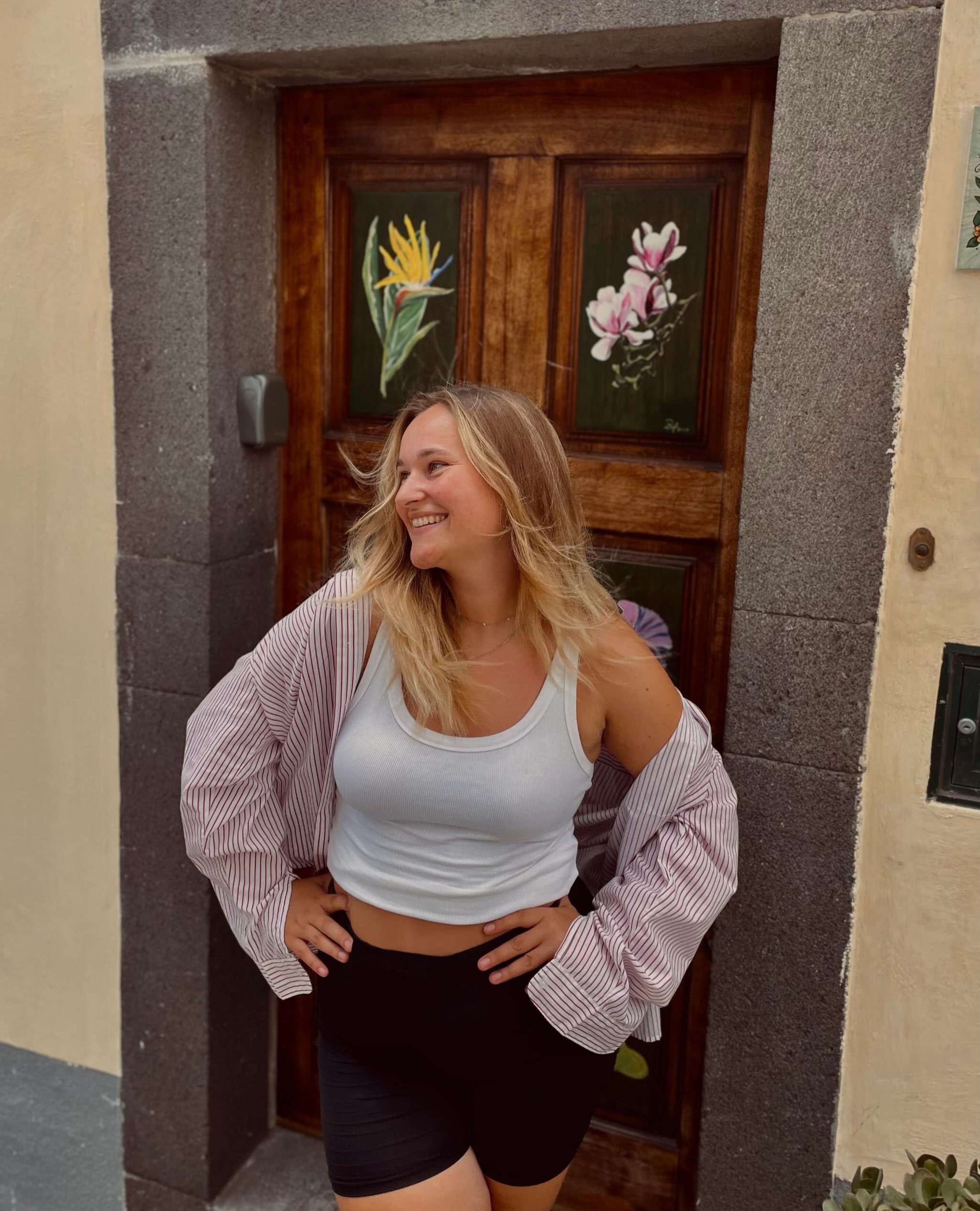 Well, well, well… our new Erasmus+ Internship team is here! 💫
And this time we have a particularly charming coincidence: two Hannahs. Both from Germany. And completely different. 😄🇩🇪
So, meet Hannah 1!👀 @hannah.jhlr
She’s 24, comes from southern Germany near Lake Constance, and is passionate about everything creative — painting, making, observing 👀and getting inspired.
Secretly (well… not so secretly anymore 🫣), Hannah would love to become an artist. Madeira is already doing its magic: she’s currently working on her ocean studies, inspired by the Atlantic and Madeira’s beaches. 🌊🎨
Galleries, theatre, music, culture — sounds like she landed in the right place.
Welcome to our ARThubMadeira team, Hannah! 💛
Hannah 2 is coming soon… 👀
#arthubmadeira #ErasmusInternship#artvolounteer #artemassociation