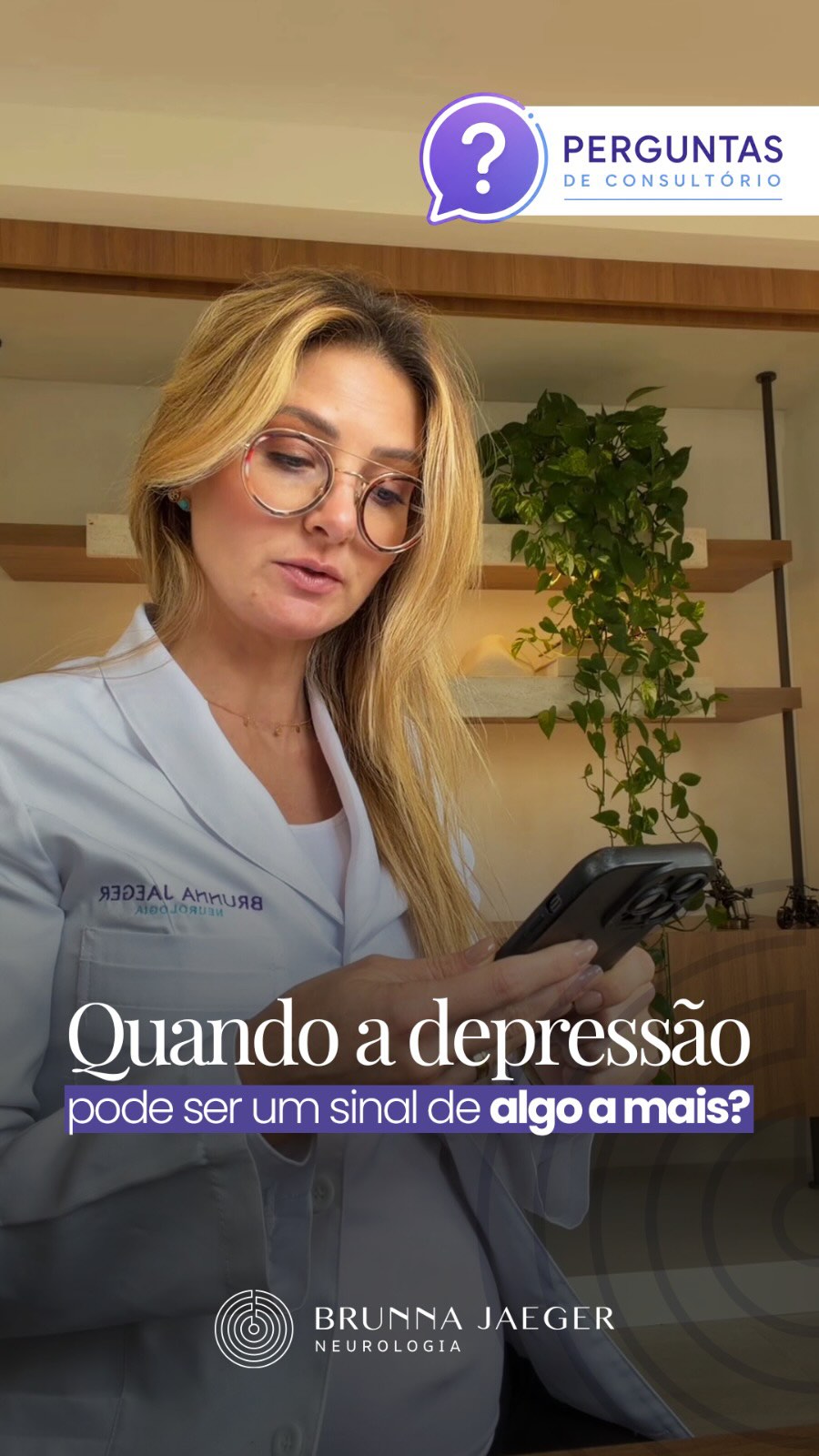 A depressão na meia-idade está associada a maior risco de demência no futuro e aparece entre os fatores potencialmente modificáveis destacados pela Comissão da Lancet de 2024.
Quando surge pela primeira vez mais tarde na vida, especialmente acompanhada de alterações de memória, perda de iniciativa, mudanças de comportamento ou dificuldades nas atividades do dia a dia, ela também pode estar entre os sintomas iniciais de um processo de demência.
E existe mais uma possibilidade que não podemos esquecer: depressão e demência podem coexistir. Uma pessoa com Alzheimer ou outra demência também pode desenvolver depressão, e ela precisa ser reconhecida e tratada.
Por isso, diante de sintomas depressivos que começam mais tarde na vida, além de avaliar o humor, uma pergunta é fundamental:
O que mais mudou nessa pessoa?