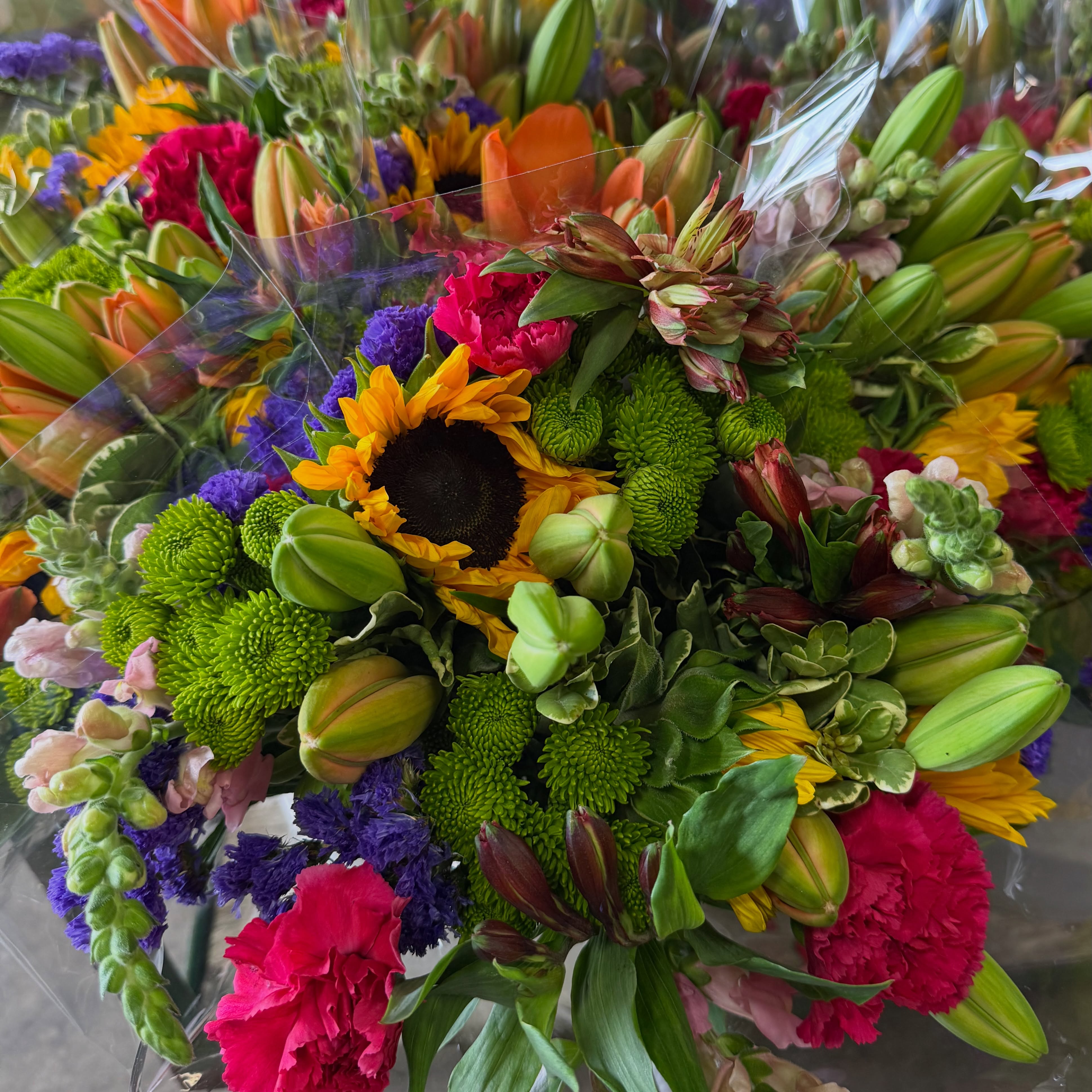 Beautiful pre-made bouquets are available at Dramm! 💐 Made with fresh-cut, seasonal flowers and ready for any occasion.