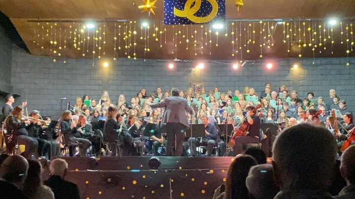 🎶The 30th edition of the Choral Concert was an unforgettable celebration, with students from primary and secondary, teachers and families all making the celebration truly special. The joy of being part of a community was palpable as we celebrated the fruits of what has been nurtured day after day at our school for more than 40 years.
We paid special tribute to Professor Roberto Flores by naming the school’s new rehearsal room in his honour. We are grateful for the vision he set in motion many decades ago, which continues to bring us new moments of joy year after year.
We were honoured to have Dr Nelson Castro conduct the finale of this wonderful community celebration. We are deeply grateful for his generosity and for his words of encouragement to our students and teaching staff.
.....................................
🎵La edición XXX del Choral Concert fue una fiesta inolvidable en la que brillaron los alumnos de todos los niveles, los docentes y las familias. Se respiró la alegría de ser comunidad y de disfrutar del fruto de lo que ocurre día a día en el colegio desde hace más de 40 años.
Homenajeamos especialmente al profesor Roberto Flores, nombrando con su nombre la nueva sala de ensayos del colegio. Gracias por la visión que comenzó hace muchas décadas y que cada año nos sigue regalando nuevas satisfacciones.
Tuvimos el honor de que el Dr. Nelson Castro dirigiera el cierre de esta fiesta de la comunidad. Agradecemos su generosidad y sus palabras de aliento para los alumnos y el equipo docente.
#sthildas #music #orchestra #choral #concert