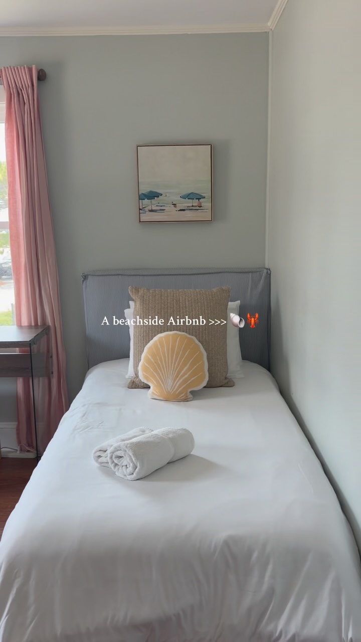 Love this setup at this beachside Airbnb with @miramarvr 🐚🌊
If you want to enjoy a local summer in Wrightsville Beach, it’s your time! ⛱️
#localsummer #wrightsvillebeachnc #vacationrental