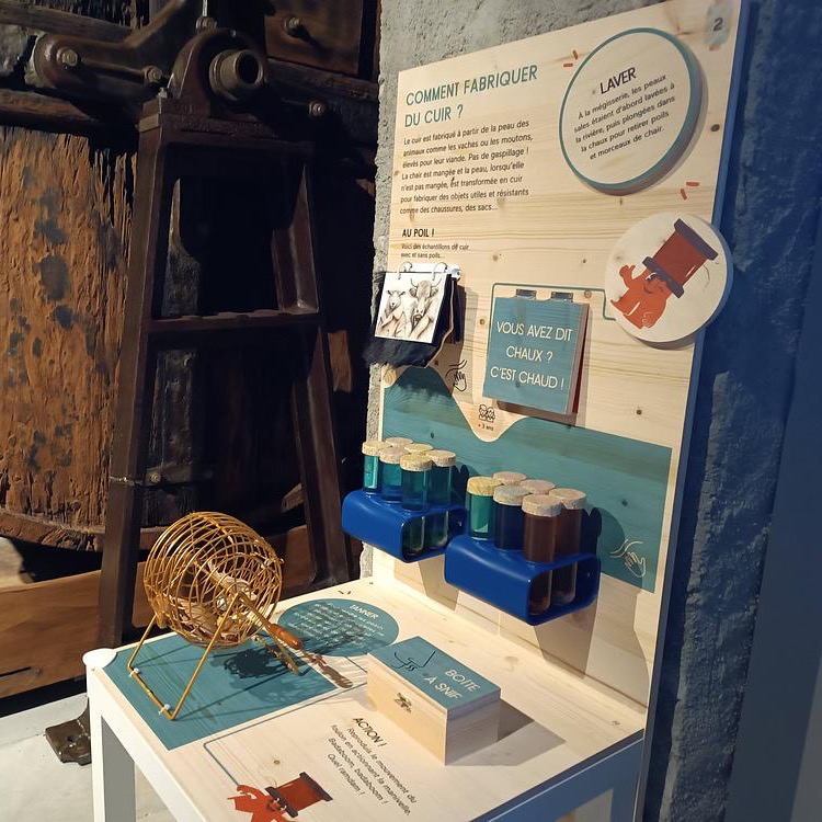 🎨 ⚒️ Et si vous conceviez vos propres outils de médiation culturelle avec
La Fabrique Toi-Même ?
Du mobilier ludique ? Un mur participatif ? Un parcours famille ? Une visite sensorielle ?
💪 @lafabriquetoimeme vous accompagne pour imaginer et fabriquer vos dispositifs en vous partageant ses astuces #lowtech :
📍 Sur place pour des ateliers de réflexion et de création.
💻 En visio pour un suivi à distance pas à pas selon vos besoins.
👉 En exemple : notre accompagnement auprès de la @citeducuir pour concevoir leur parcours famille mais aussi réfléchir aux outils de médiation pour les groupes scolaires. Nous sommes très fières d'avoir participé à l'aboutissement de ce projet avec une équipe au top !
🤓 Un article sur Echosciences : https://echosciences.nouvelle-aquitaine.science/articles/cite-du-cuir-pai-csti-2025?fbclid=IwY2xjawUDb4dwZG9mAWV4dG4DYWVtAjEwAGJyaWQRMXVzZ2Y1NGFHMHZsSjc5YklzcnRjBmFwcF9pZBAyMjIwMzkxNzg4MjAwODkyAAEe4tQb_bcIVMnp_FhaokMUfvucidduh2S_obNAaZQQELMu4Palmn6Cbs_P2O0_aem_j10d5C1wmgYqKfB3x0tRPA
Avec Laëtitia Fortin, Géraldine Gouju, Blandine Lamy & @emilieblabla_graphiste + @christelleloubriat médiatrice culturelle. PHOTOS : Laëtitia Fortin #mediationculturelle #museographie #museography #scenographie