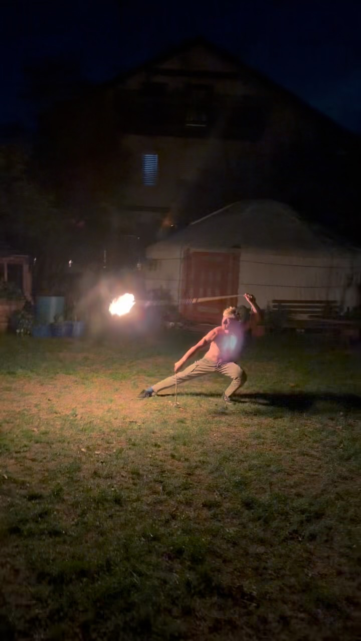 „So groß wie der Kopf von Amon 🫣“ - wir haben noch ein zweites Feuertool gebaut, so schaut es bis jetzt aus ☄️
Part: 2/2
#flying_freaks #freaksinflames #circus #fire #fireshow