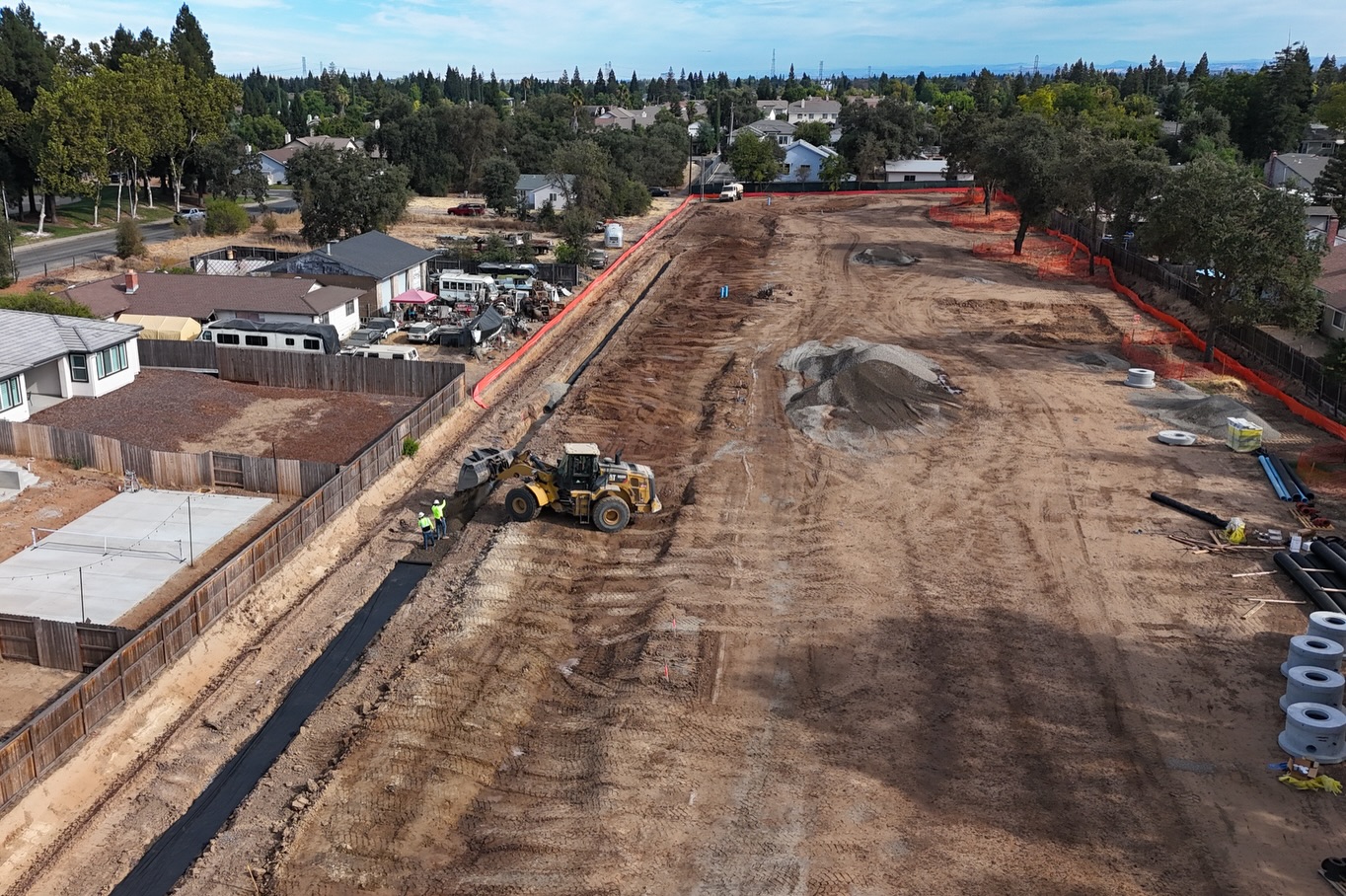 Edwards Construction Management is now in Phase 3 of development at @fieldstonecommunitiesllc Oakleaf Estates in Roseville. @marques_general_engineering is working on the wet utility installation which includes water, sewer, and storm drain systems.
This marks another major milestone as the project continues to take shape. We’re proud of the progress being made and can’t wait to see this 4.3-acre site become a community of beautiful new homes. 🏘️
#constructionmanagement #californiadevelopment #californiahomebuilders #californiaconstruction #homebuilders