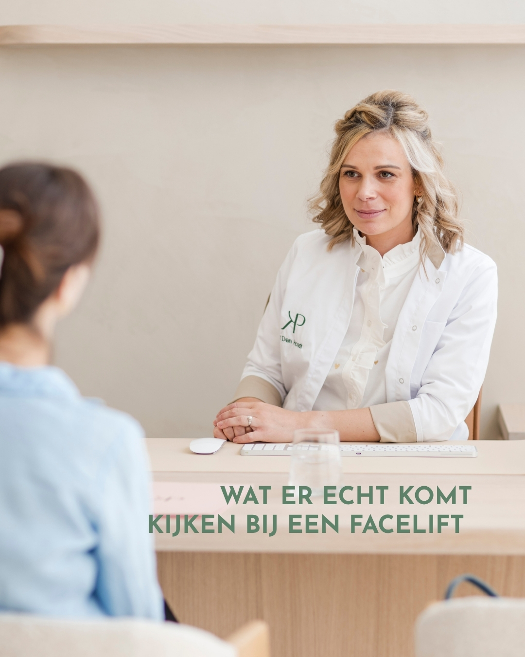 "Dokter, als ik dit doe, ziet toch niemand dat ik aan mijn gezicht heb laten werken?”
Het is de allereerste vraag die bijna iedereen stelt op consultatie. En het antwoord van Dr. Wilssens en Dr. Den Hondt is altijd hetzelfde: “Als mensen zien dat er 'iets gedaan is', hebben wij ons werk niet goed gedaan.”
Achter een natuurlijke, frisse blik schuilt een hele wereld aan chirurgische keuzes die je niet op Google leest.
In de spreekkamer zien we bijvoorbeeld regelmatig dat mensen binnenstappen met een foto van een celebrity of een vriendin. Maar ieder lichaam is anders, daarom gaan wij voor een behandeling op maat vertrekkende vanuit de Deep Plane techniek als basis. Maatwerk zit bij ons in het combineren met een ooglidcorrectie, liplift, voorhoofdslift of lipofilling voor een natuurlijk totaalresultaat.
En dan is er de realiteit op de operatietafel zelf. Regelmatig horen we: "Die fillers van een paar jaar terug? Die zijn toch al opgelost?" Tot we tijdens de ingreep merken dat oud littekenweefsel de weefsellagen heeft veranderd.
Een facelift is bovendien een team-effort. Wij zorgen voor de millimeterprecisie bij het verstoppen van de littekens in de haargrens, maar jij zorgt voor het herstel. Onze post-operatieve instructies zijn er niet om je te pesten, maar om die kostbare zenuwtakjes en bloedvaten de rust te geven die ze nodig hebben.
Een geslaagde gelaatsverjonging verandert je identiteit niet. Het zet de klok simpelweg een stukje terug naar wie je altijd al was.
Welke vraag of twijfel hield jou tot nu toe tegen om je in te lezen over gelaatsverjonging? Plan een uitgebreid en eerlijk adviesgesprek in via de link in onze bio.
Beluister ook zeker onze afspeellijst over facelifts van onze podcast: Plastische chirurgie gesnapt!
#plastischechirurgie #huidveroudering #plastischechirurgiegesnapt
