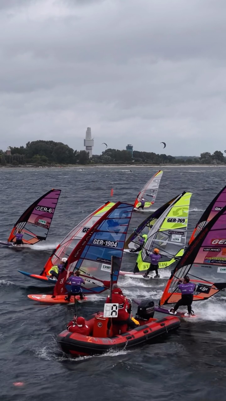 That’s a wrap on the California Windsurf Cup Pelzerhaken 2026 🌊
Four days, 47 riders, 16 eliminations and some seriously good racing right in front of the pier. Pelzerhaken delivered. 🤙
@keno.recke.ger10 took the overall win after an insanely close final against @jesserichter_ . Just 0.7 points separated them going into the last race. @keno.recke.ger10 kept his cool when it mattered and secured his first-ever California Windsurf Cup tour stop victory. 🏆
@leorichter442 dominated the Fin Slalom, while @ltu_11 put on a show in Foiling, winning five out of six races. 🔥
And the next generation definitely made their mark: @jesserichter_ , @paul_ger17 and @boarder_mika took the GWA Youth & Junior titles in their respective age groups, with @boarder_mika also taking the U17 titles in both Foiling and Fin Slalom. 🚀
Big thanks to everyone who made these four days happen – riders, crew, partners and everyone watching from the beach.
Pelzerhaken, what a way to close out the season. ❤️🔥
📹: @laurin_ressel
#californiawindsurfcup #dwc2026 #finslalom #foiling #windsurfing