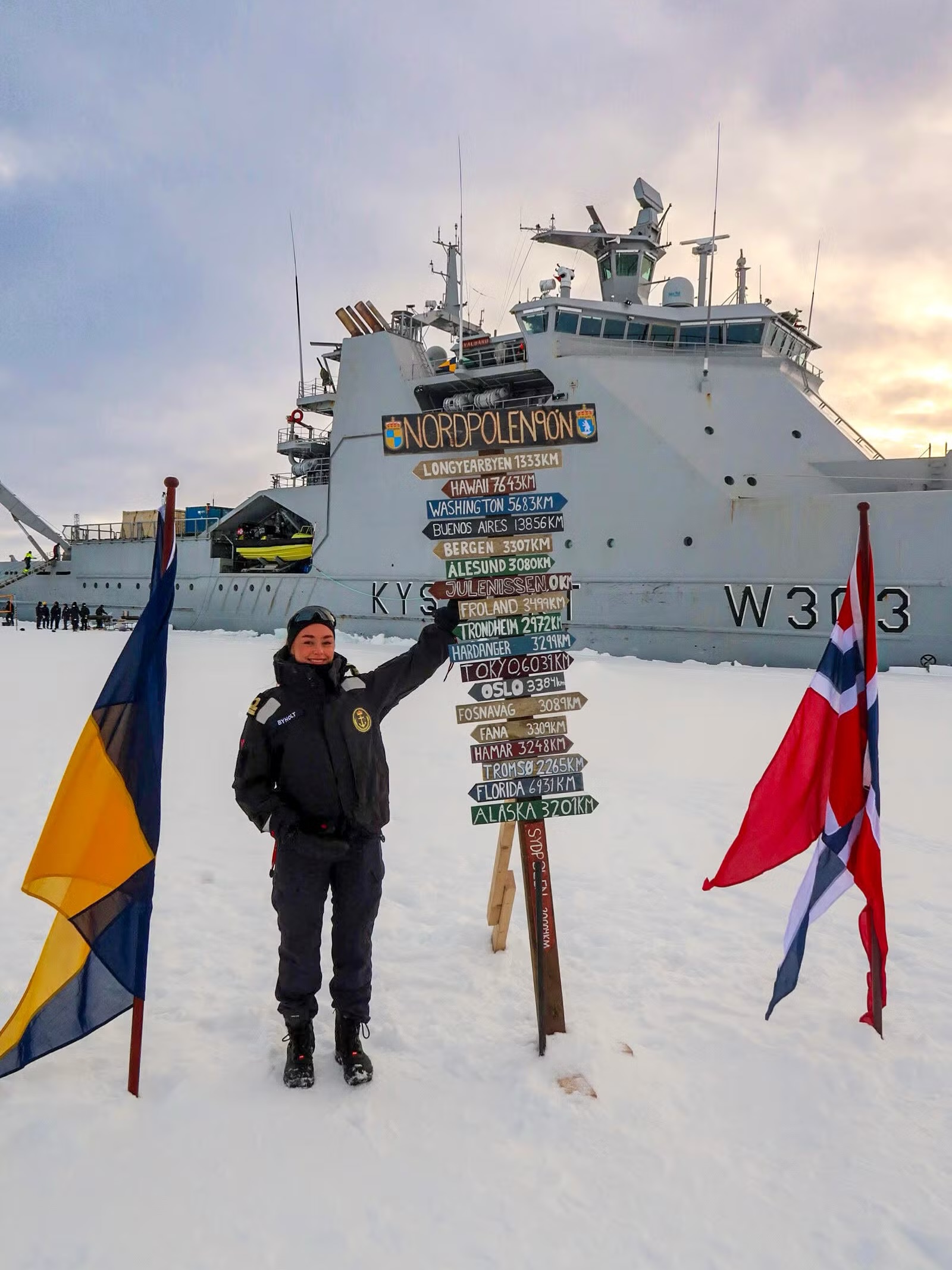 📍Nordpolen
Benedicte Byholt Hagen skriver sjøfartshistorie ⚓️
Som navigatør på Kystvaktens isbryter KV «Svalbard» førte hun skipet helt til klodens nordligste punkt den 29. august i år. Hun er trolig første norske kvinne som har navigert et skip til Nordpolen 🌟
BZ 🇳🇴
📸BA.no