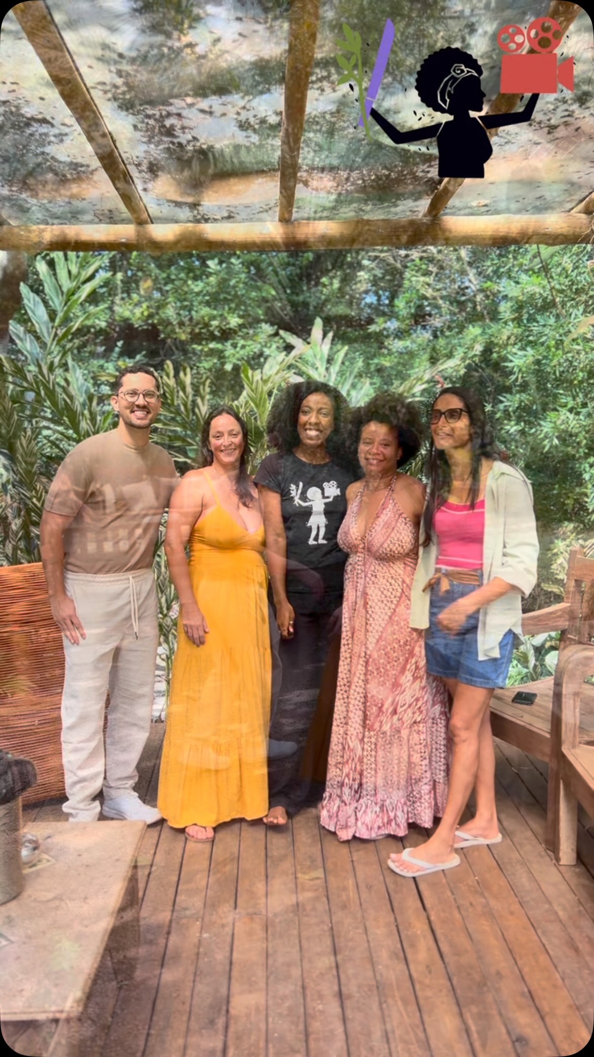 É com muita alegria que, neste domingo, nos encontramos para anunciar, planejar e sonhar juntos com a 4ª edição do Simpósio Ela. ✨
Um novo encontro começa a ganhar forma, e esperamos contar com você: profissionais da cultura, mulheres camponesas, professores e estudantes, para estimular, aprender, trocar e prestigiar as produções audiovisuais do nosso território.
Vamos juntos? 💛
