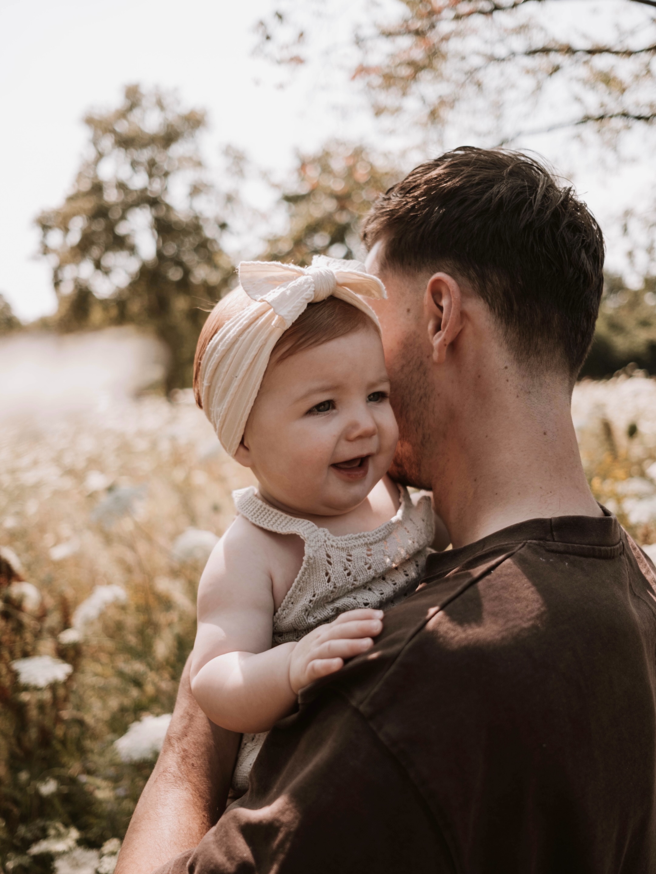 Toen ik een tijdje geleden een oproepje plaatste voor shooten in een bloemenveld had ik niet verwacht zoveel reacties te krijgen!
Zo stond ook @renatereindersfotografie samen met haar @rencodam en hun veel te schattige dochter voor mijn lens. Dit is toch te lief!?
Wat zeggen jullie, volgend jaar weer bloemenshoots doen?
