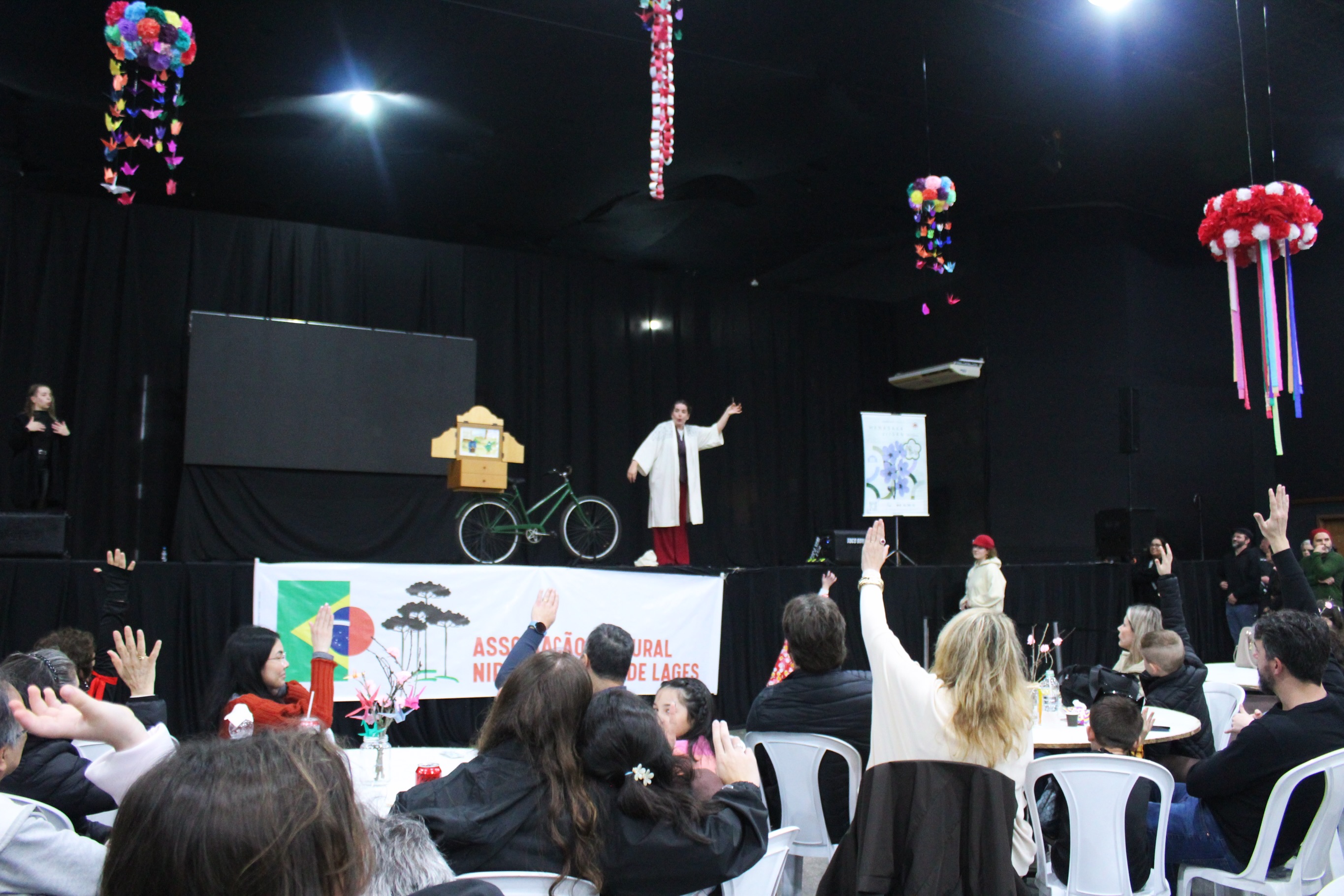 📍LAGES - Hanasaka Jiisan: circulando por SC 🌸
No dia 16 de agosto, estivemos com o projeto no Festival do Japão, apresentando “O velho que faz florescer árvores e o fiel Shiro”, ministrando a oficina“Criando histórias com Kamishibai” e entregando um exemplar do livro “Udo”.
Celebramos neste dia a cultura japonesa, os encontros… a experiência bonita de apresentar nosso Kamishibai para tantas pessoas e criarmos juntos novas histórias!
Agradecemos a @katsumilages que esteve com a gente desde o início, produzindo sempre com um sorriso no rosto, junto de todos da @nipodelages. Nossos produtores locais @gilsonmaximo e @stefanie.dos.anjos, os intérpretes de libras @psico.indiara, @fabiano.rchaves e ao público, arigatou gozaimasu!
Este projeto foi viabilizado pela Lei nº 15.503, de 29 de junho de 2011.
📸 @taiaproducoes
#fcc #HanasakaJiisan #TeatroDori #elisabeteanderle