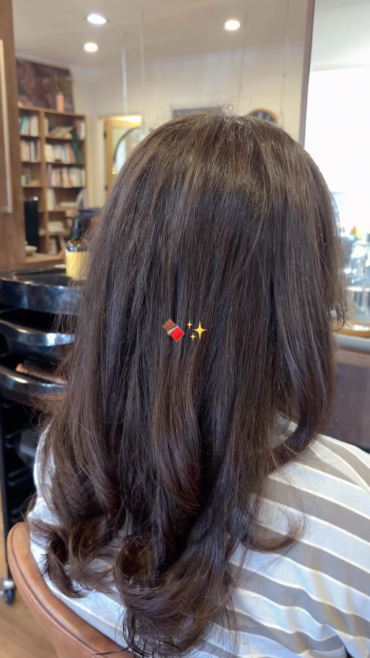 Rich dark chocolate vibes 🍫✨
#canberrahairdresser #holistichaircare #canberrasalon #sustainablesalon #puraholistichair