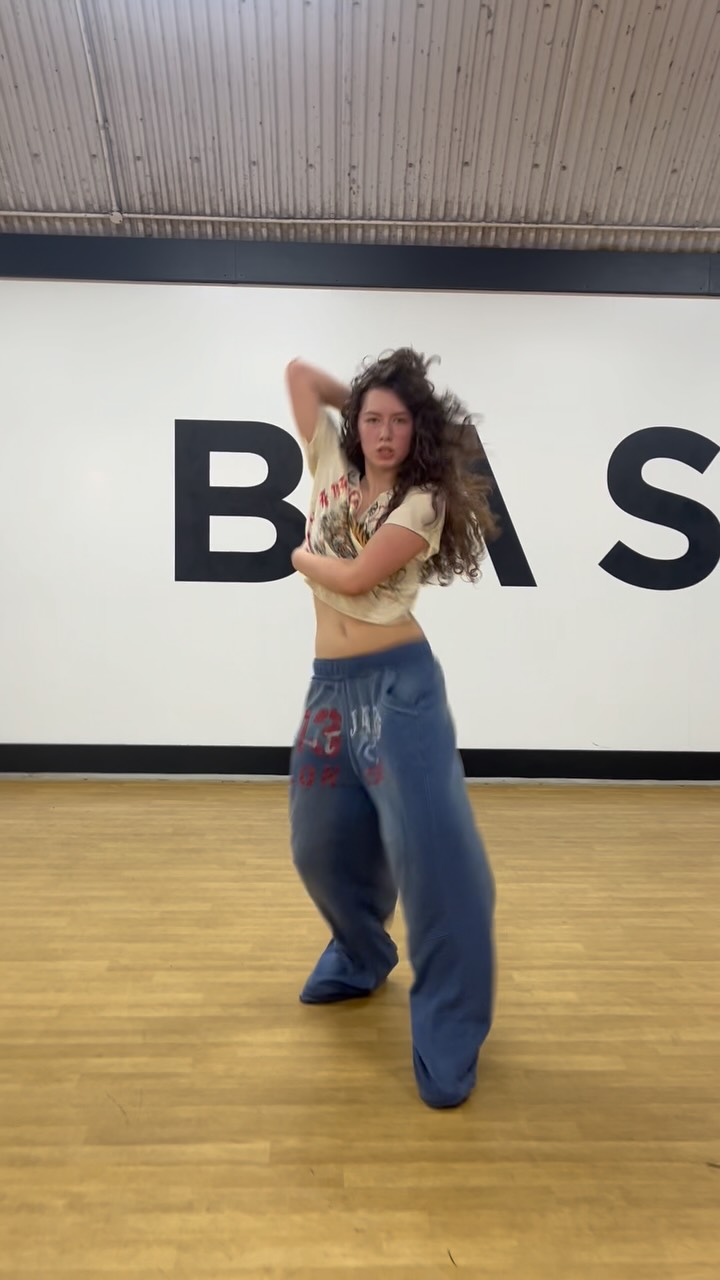 She THAT GIRL‼️ show some love to our protégé - @berry_cartz 😍
She’s has grown into such a captivating performer, sooo incredibly proud of all her hard work and unapologetic dedication 💥 🔋 💯
🧠@kimberley13collins
🎙️@tyla
#dc #tyla #unapologeticbehaviour #londondance