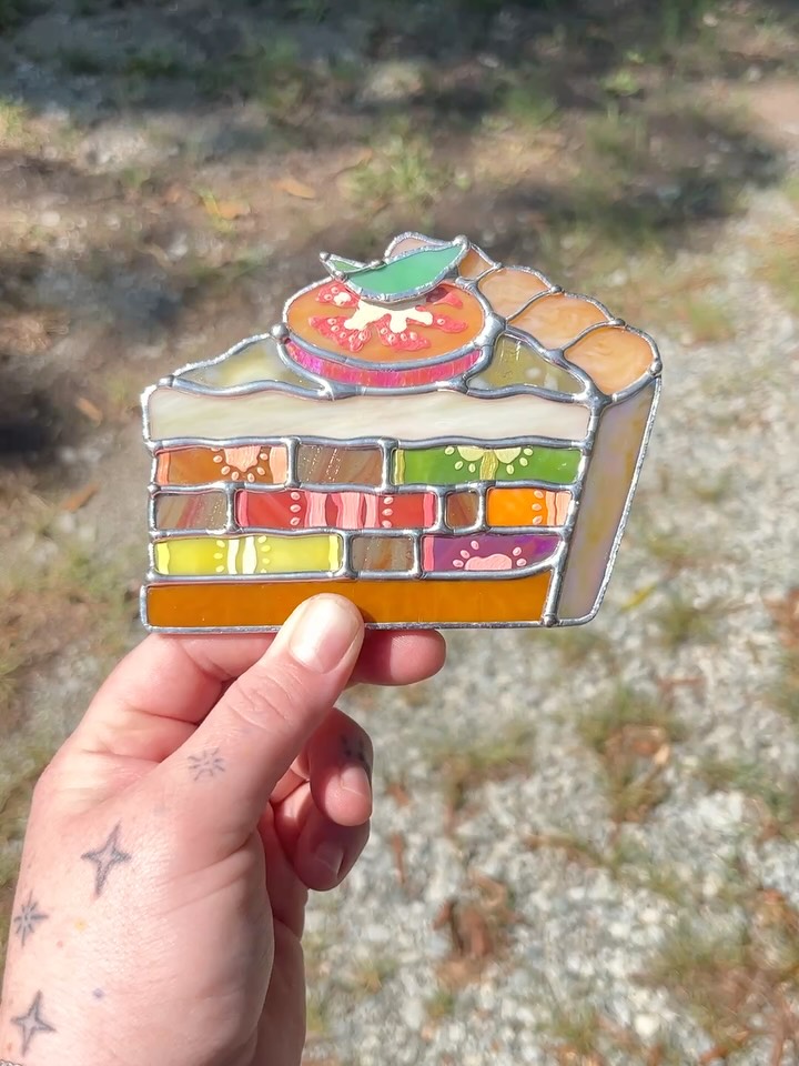 Last day of August and the summer is finally winding down (I say as we look forward to a week of 90+ temps, but I’m manifesting it)… but it wouldn’t be complete without this southern delicacy, a lovely tomato pie. 🥧 🍅 This basic pie design has seriously been one of the most fun and versatile designs we’ve ever done; it’s so cool to riff on it and keep adding details! Hand-painted of course by my other half @glass.creature ; featuring a bunch of specifically chosen heirloom tomato-like glass. ❤️💛💚