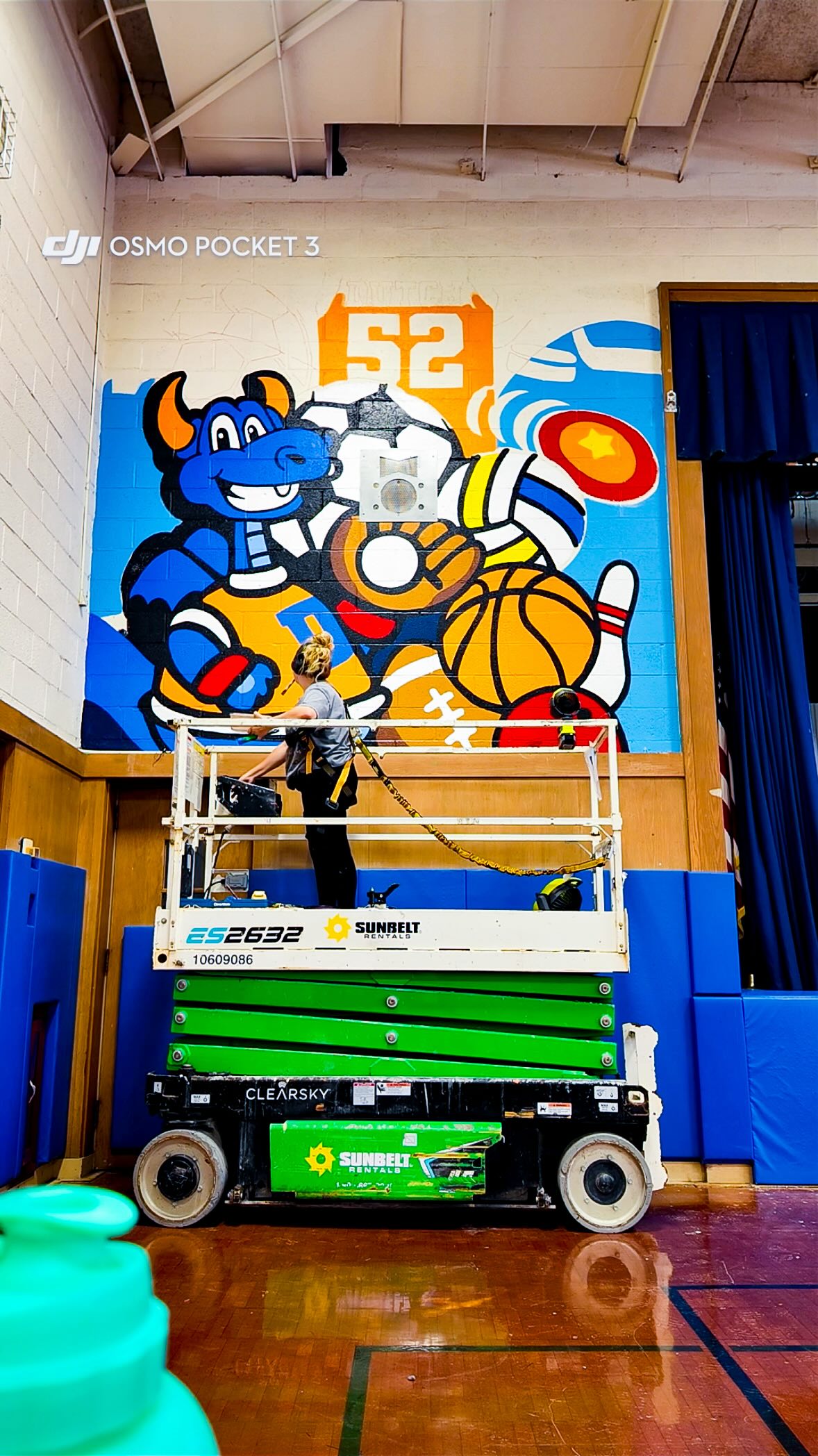 Zooming around in a lift and painting a new mural for @dutchlaneschool 💙 thank you for inviting me back! ✨
•
•
📍 Hicksville, New York
•
•
#murals #muralist #longislandmuralist #elementaryschoolmural #schoolmurals