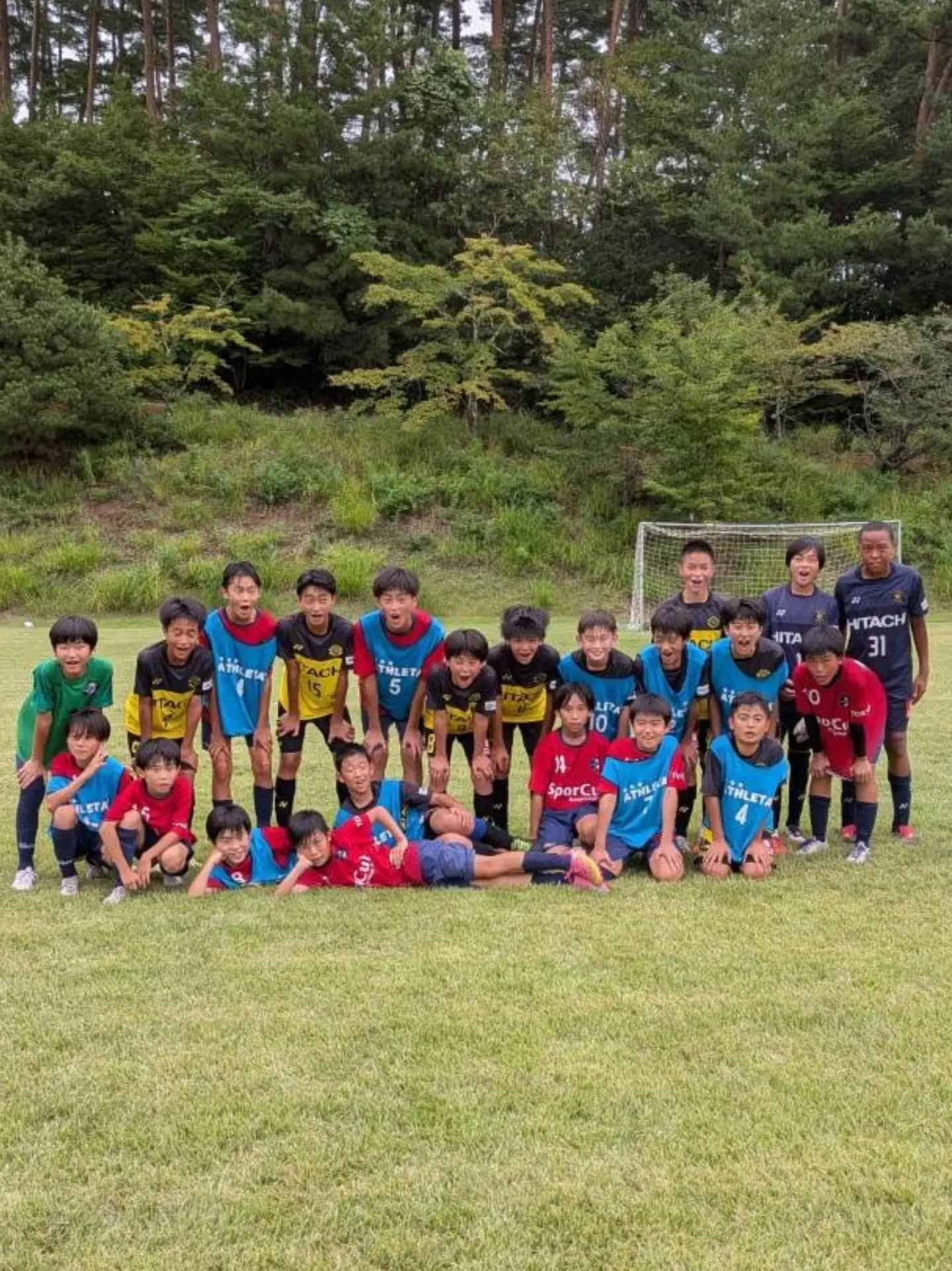 ⚽U-12八ヶ岳合宿(前半)
夏休み最後の合宿。
U-12は今夏2回目の合宿として、山梨県北杜市、長野県富士見町を拠点に合宿を開催しました。
8/28(金)は静岡県のシズナンFC、千葉県の柏レイソルと練習試合。
シズナンFCのドリブル技術、レイソルのポゼッションをベースとした組織的なサッカーと、違ったスタイルのチームとの試合はとても学びのある刺激的な時間となりました。
4月のJFF柏、7月の練習試合と、交流のある柏レイソルさんとは、最後にミックスゲームも。
深い天然芝の中でも変わらない技術の高さ、ボールを失わない判断力。
同じチームで、より近い距離感で肌で感じられたことは素晴らしい経験になりました。
8/29(土)~30(日)は主催大会である「八ヶ岳サマーCUP2026」に出場。
山梨県や近隣のチームと強度の高い試合を経験させていただきました。
■8/29(土)予選リーグ
①vs中道セレソン 5-0○
②vs南佐久SS 3-0○
③vsフォルトゥナSC 0-6●
初戦は今季ベストゲームに近いような内容。
8月上旬の那須合宿で出た課題に対し、選手たちが向き合った成果だと思います。
南佐久SSは元スポーカルの「オーラコーチ」が率いるチーム。
久しぶりの対戦、サッカーで繋がる縁に感謝です。
そしてフォルトゥナSC戦。
フォルトゥナSCが中道セレソンに敗れたため、上位進出のためにはスポーカル戦での勝利が必須な状況。
立ち上がりから勢いのある攻撃、球際の攻防に対して負けじと踏ん張っていましたが、一瞬の隙から先制を許すと、わずか数分の間に一気に4失点。
トップスピードの中での技術、チャンスを決めきるシュートの質、どの得点も素晴らしいプレーの連続でした。
ハーフタイムに気持ちをしっかり切り替え、押されながらも粘り強く戦い、なんとか上位進出できるギリギリの得失点差に収めることができました。
もちろん勝利を目指すのが大前提ですが、最後まで折れることなく、今できることを全力でやり切れたことは、次に繋がる大きな一歩になったと思います。
宿では、転居の関係で八ヶ岳グランデに移籍した元チームメイトとの再会。
その後は食事、ミーティング、卓球🏓などなど、仲間と楽しい時間を過ごしました😌
つづく。
#スポーカル六本木SC
#八ヶ岳合宿
#八ヶ岳サマーCUP2026