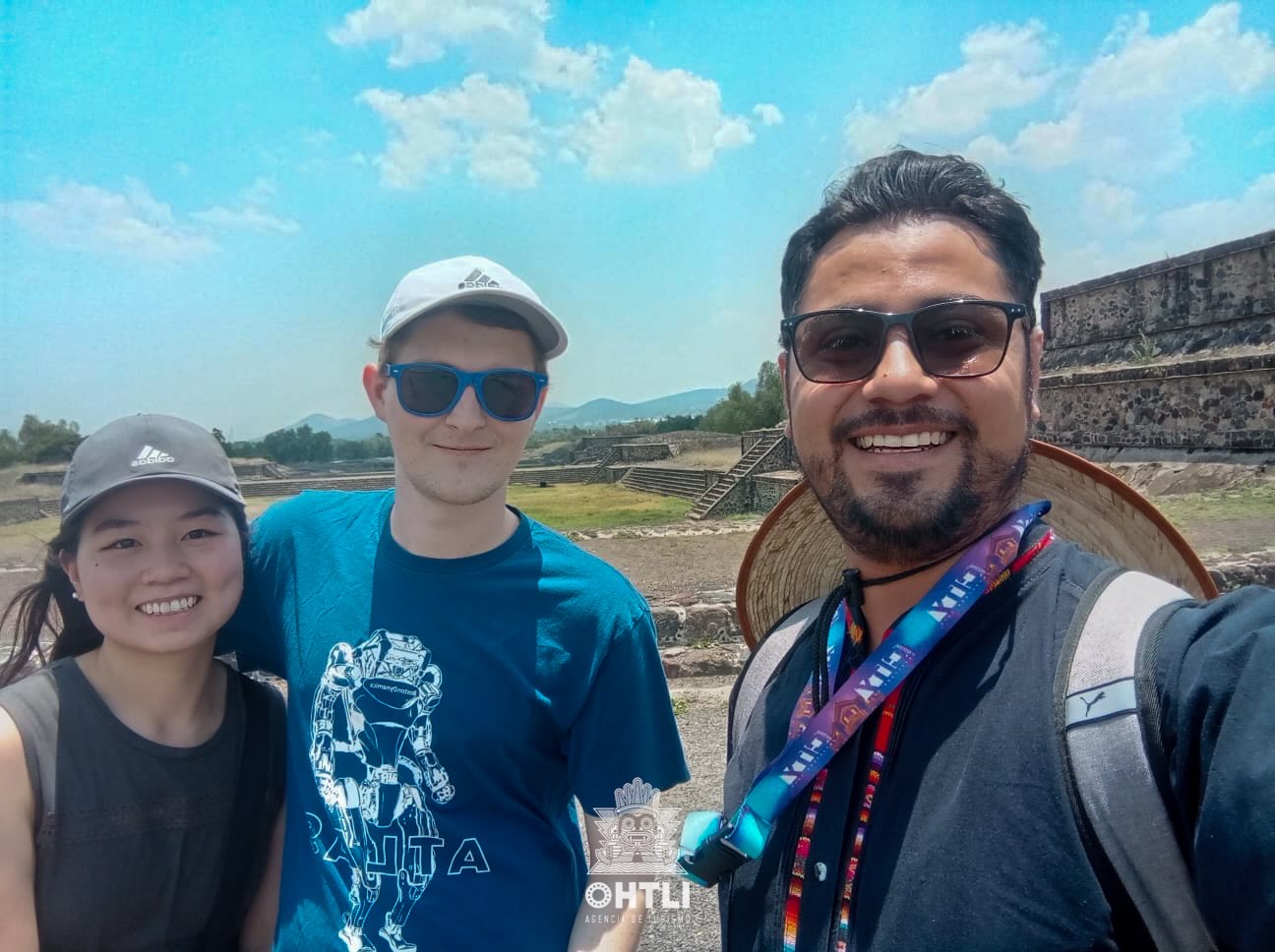 Nuestro guía Alex guiando a los turistas de EUA 🇺🇸 por la ciudad de los dioses.
#guiasdeturistas #guiadeturismo #mexico #touristguide #fyp
