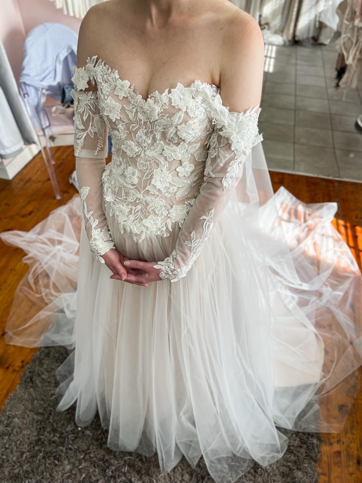 Bespoke for Nadine ✨🤩🥂🙌 This sensational princess gown was especially designed to tick all the boxes our bride asked for: Whimsical, romantic, modern fairytale vibes. The entire lace corset is made up of hand-sewn beaded lace & 3D flowers. A delicate soft nude lining added a depth to the dress, creating a lovely layered look. It features removable sleeves for an extra wow factor!
#bespokebride #realbride #finalfitting #laceweddingdress