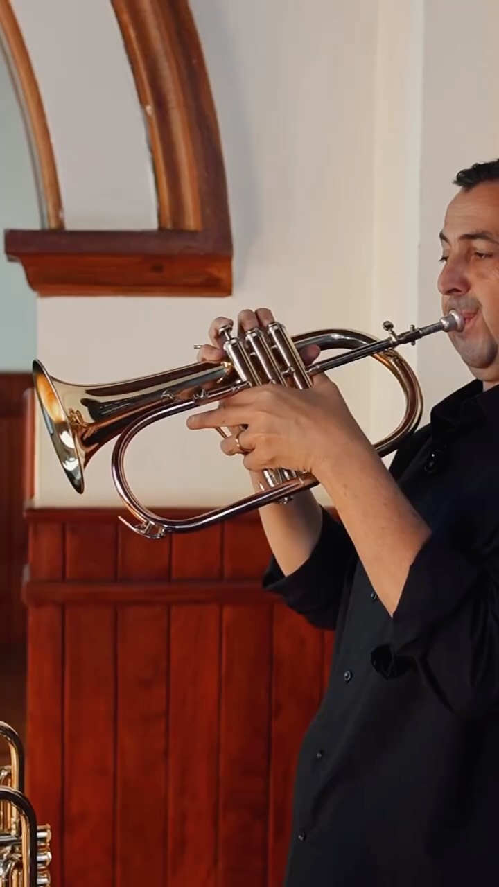 Diferentes modelos, diferentes possibilidades. Qual combina mais com o seu som?
Neste vídeo, você confere alguns dos destaques da linha Quasar disponíveis na Roriz:
• Trompete em Si♭ Quasar QTR304L
• Quasar Infinity Symphonic
• Quasar Infinity Supreme em Si♭
• Quasar Infinity Supreme em Dó
• Flugelhorn Quasar
• Trompete Piccolo Quasar
Instrumentos para diferentes estilos, repertórios e necessidades, com opções para quem busca evoluir ainda mais sua performance.
Quer conhecer de perto a linha Quasar? Fale com a equipe da Roriz.
www.roriz.com.br
#Roriz #Trompete #Flugelhorn #Eutocoquasar #Trompetista