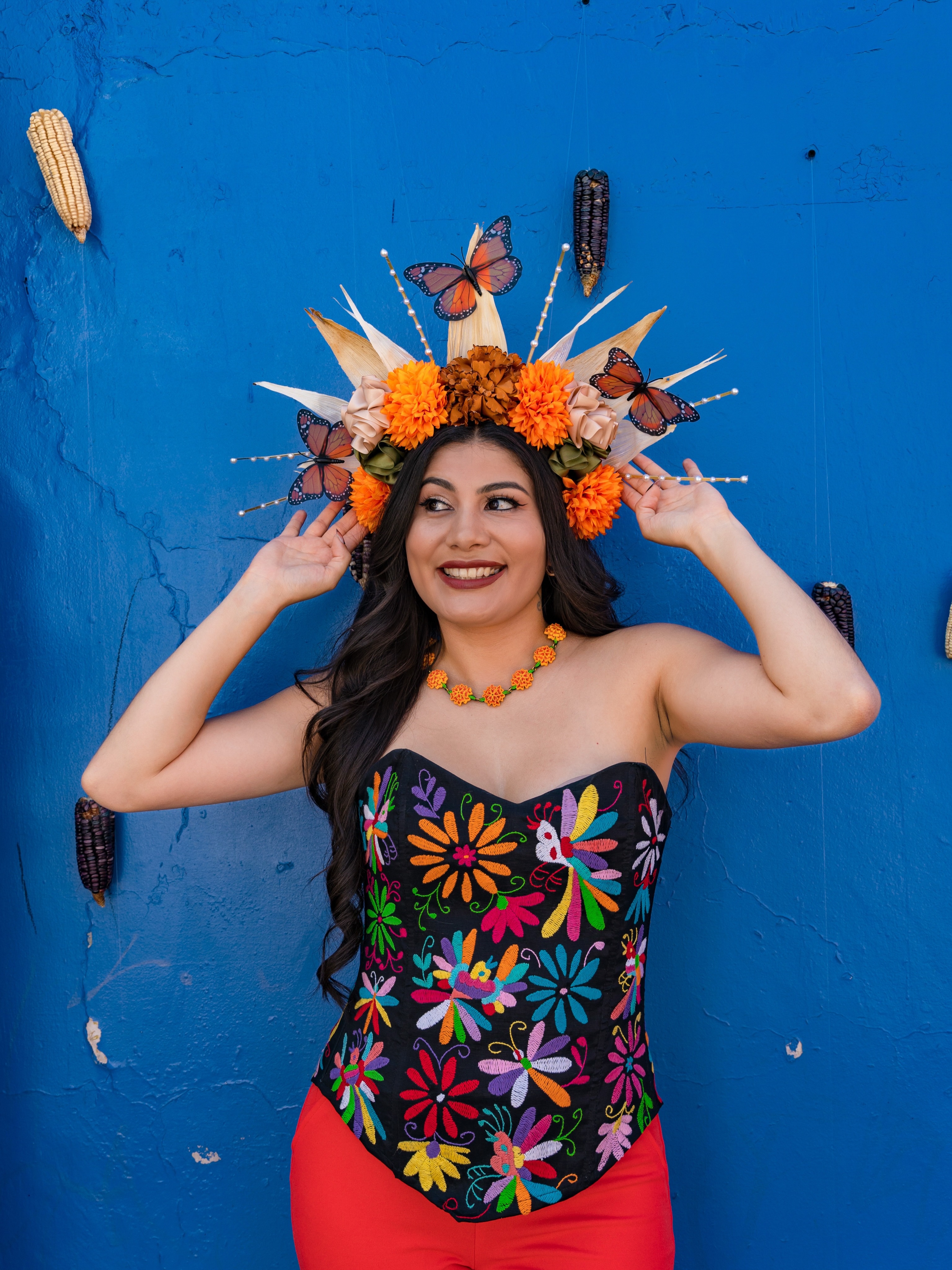 Throwback to 2025 in Oaxaca for Día de Muertos where Aventureras (women 21+) created their own flower crowns in a workshop🧡🪦🇲🇽✨
🇲🇽✨ LET US KNOW: Have you ever created a flower crowns yourself? Do you wear one for Día de Muertos?
#Diademuertos #dayofthedead #cdmx #méxico #travel