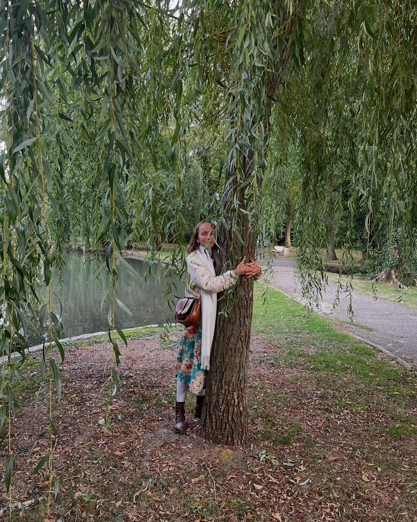 faire un câlin à un arbre…
Il a été prouvé scientifiquement que faire des câlins ou aux arbres, nous permettent de nous recharger de leur énergie et de nous décharger des énergies négatives que nous portons nous!
As tu déjà essayé ?
Lors de notre prochaine, retraite en nature, nous expérimente l'expérience…
Est-ce que tu sais que passer 24 heures ou 48 heures dans la forêt permet ton sang de se régénérer et d'augmenter tes défenses immunitaires ?
La nature nous offre tout, prends-en soin. Nous sommes tous et tous les gardiens de la terre.!
#calinauxarbres #baindeforet #gratitude #mereterre #serechargerenénergiepositive✨ #serechargerdanslanature #hugs_for_trees