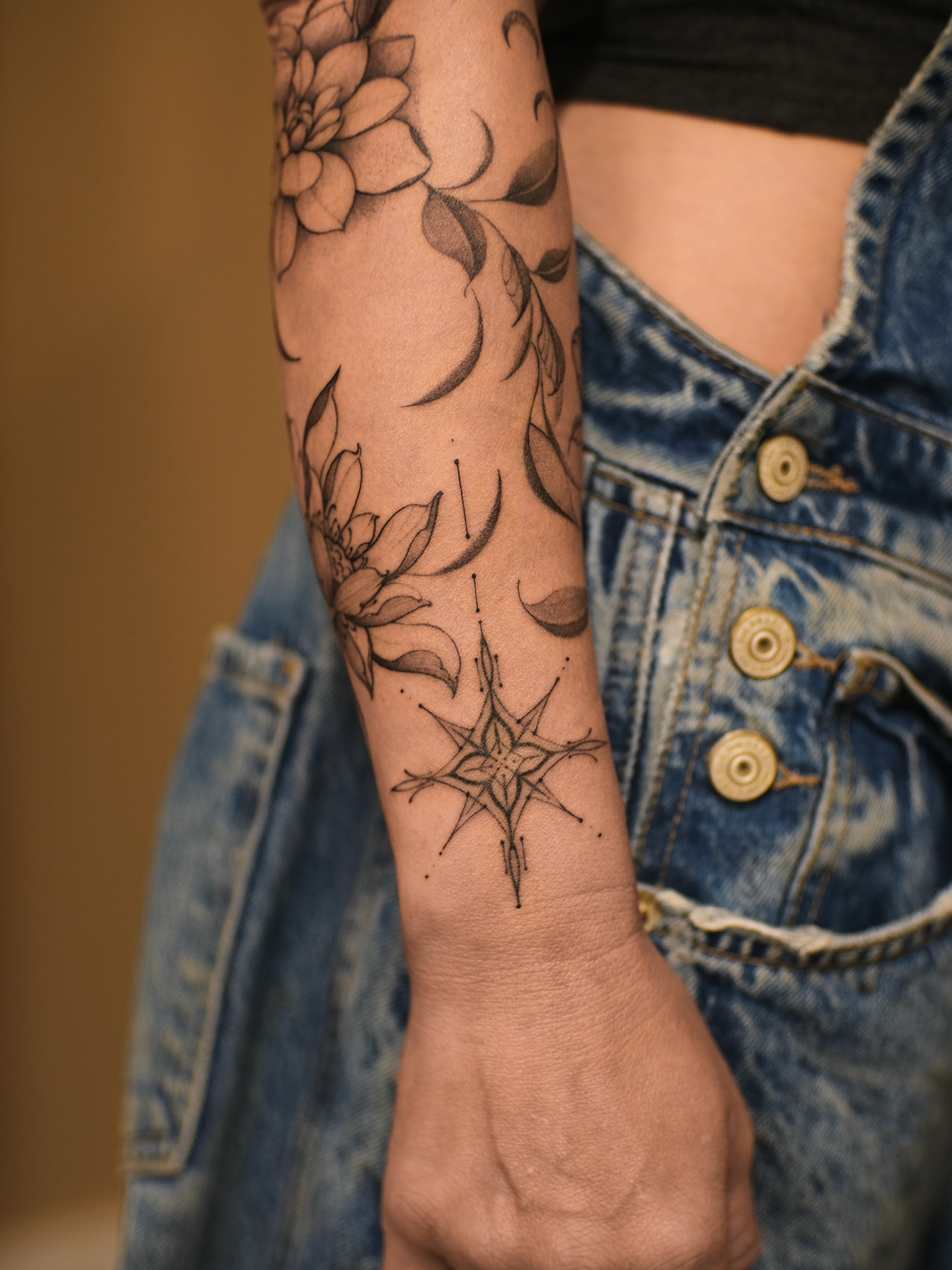 One of my favorite kinds of projects — soft botanicals woven together with ornamental details.
Florals here are symbolizing growth, change, and the beauty of becoming, paired with symmetrical ornamentals that bring a sense of balance, grounding, and returning to center. A little softness, a little structure — growing and staying rooted at the same time ✨
•
•
•
#tattoohawaii #tattoobigisland #tattoowaimea #tattookona #holistictattoo