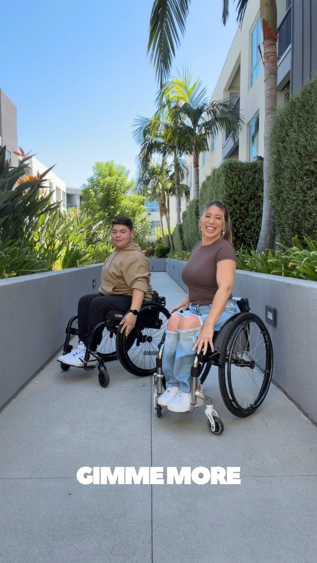 GIMME GIMME 🫦 any excuse to dance to a @britneyspears song we are taking it! Happy Monday everyone! What’d you guys do this weekend?
dc: @jakensam_ on tiktok ✨
#gimmemore #brittneyspears #dance #rollettesdance #disabilitypride