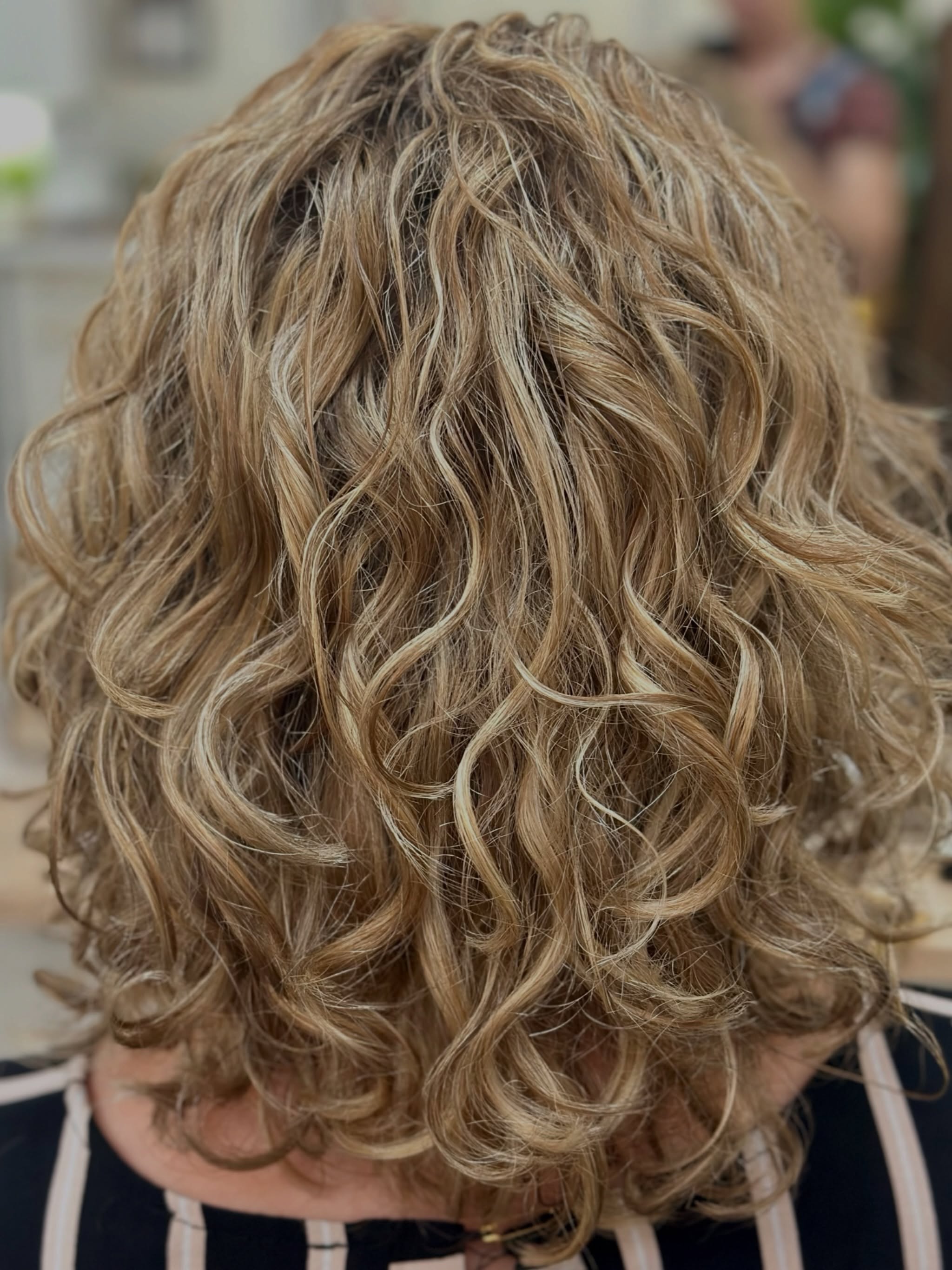 The best-kept secrets to unlocking your curls’ true beauty! ✨
From gentle shampoos and conditioners (silicone, sulfate, paraben-free!) to easy detangling, leave-in magic, and damp product application – I’m sharing my top tips.
Plus, embrace the diffuser and try nighttime pineappling for gorgeous, defined curls! 💁♀️
Hit FOLLOW for more wisdom!
#CurlyHairTips #SanDiegoHair #CurlDefinition