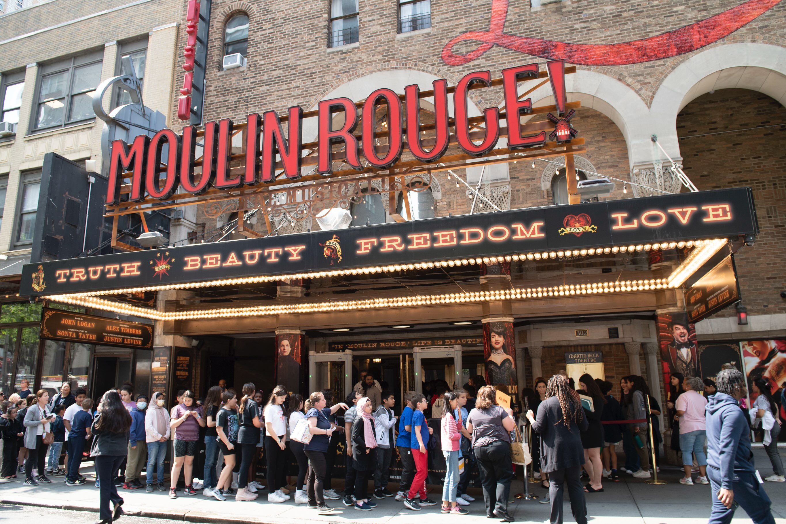 After seven dazzling years on Broadway, Moulin Rouge! The Musical played its final performance on Broadway last Sunday. Inside Broadway was thrilled to partner with the show for our Creating the Magic program back in 2023, giving students a a magical glimpse behind the curtain. ✨❤️ Wishing happy trails to the entire company!
📸: Elena Olivo
#Broadway #MoulinRouge #CreatingtheMagic